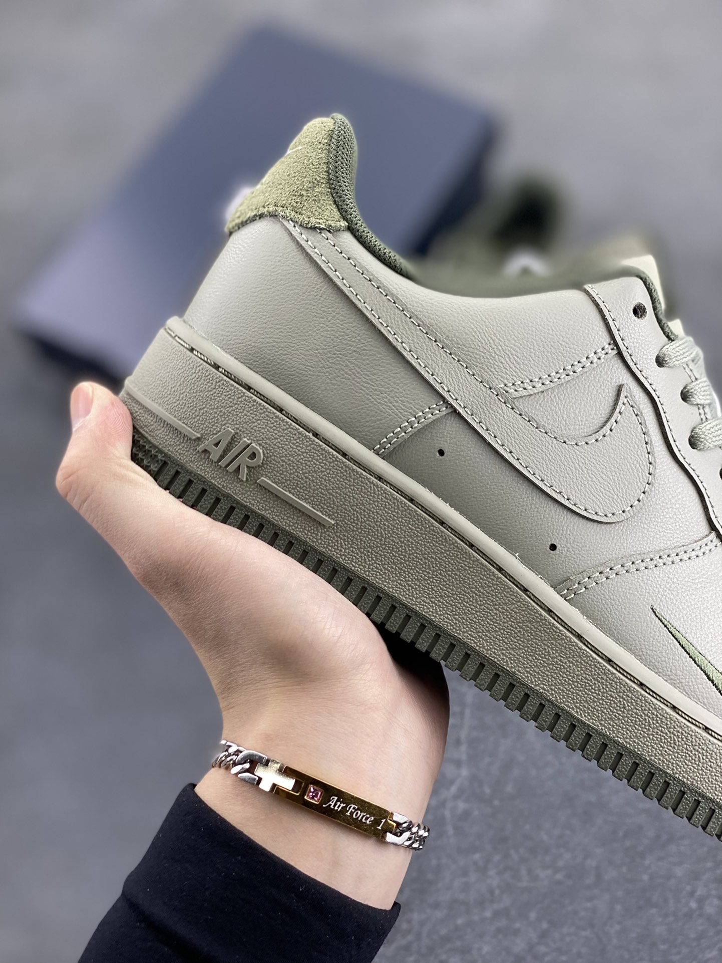 图片[6]-Air Force 1\’ 07 浅军绿小勾 原楦头原纸板 打造纯正空军版型 专注外贸渠道 全掌内置蜂窝气垫 #原盒配件 原厂中底钢印、拉帮完美 货号：HM9483-300 尺码：36 36.5 37.5 38 38.5 39 40 40.5 41 42 42.5 43 44 44.5 45-选品中心