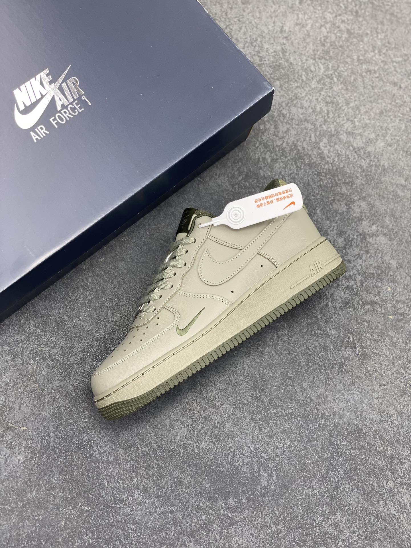 图片[7]-Air Force 1\’ 07 浅军绿小勾 原楦头原纸板 打造纯正空军版型 专注外贸渠道 全掌内置蜂窝气垫 #原盒配件 原厂中底钢印、拉帮完美 货号：HM9483-300 尺码：36 36.5 37.5 38 38.5 39 40 40.5 41 42 42.5 43 44 44.5 45-选品中心