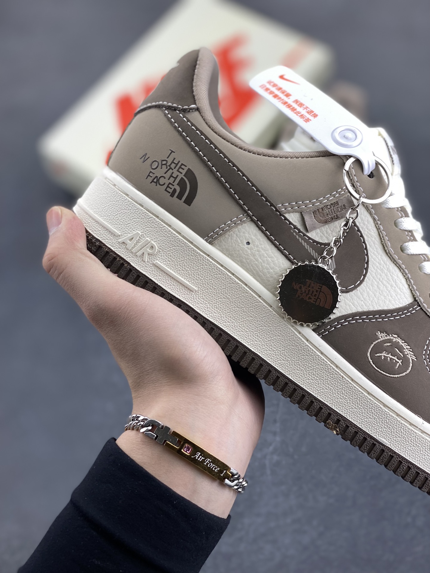 图片[6]-NIke Air Force 1 \’07 Low “北面联名——浅棕鬼脸”空军一号 低帮 运动鞋 休闲鞋 折边针车 工艺难度大 原楦头原纸板 原装鞋盒 定制五金配件 内置全掌气垫 原厂鞋底 货号：KK1988-065 尺码：36 36.5 37.5 38 38.5 39 40 40.5 41 42 42.5 43 44 44.5 45-选品中心