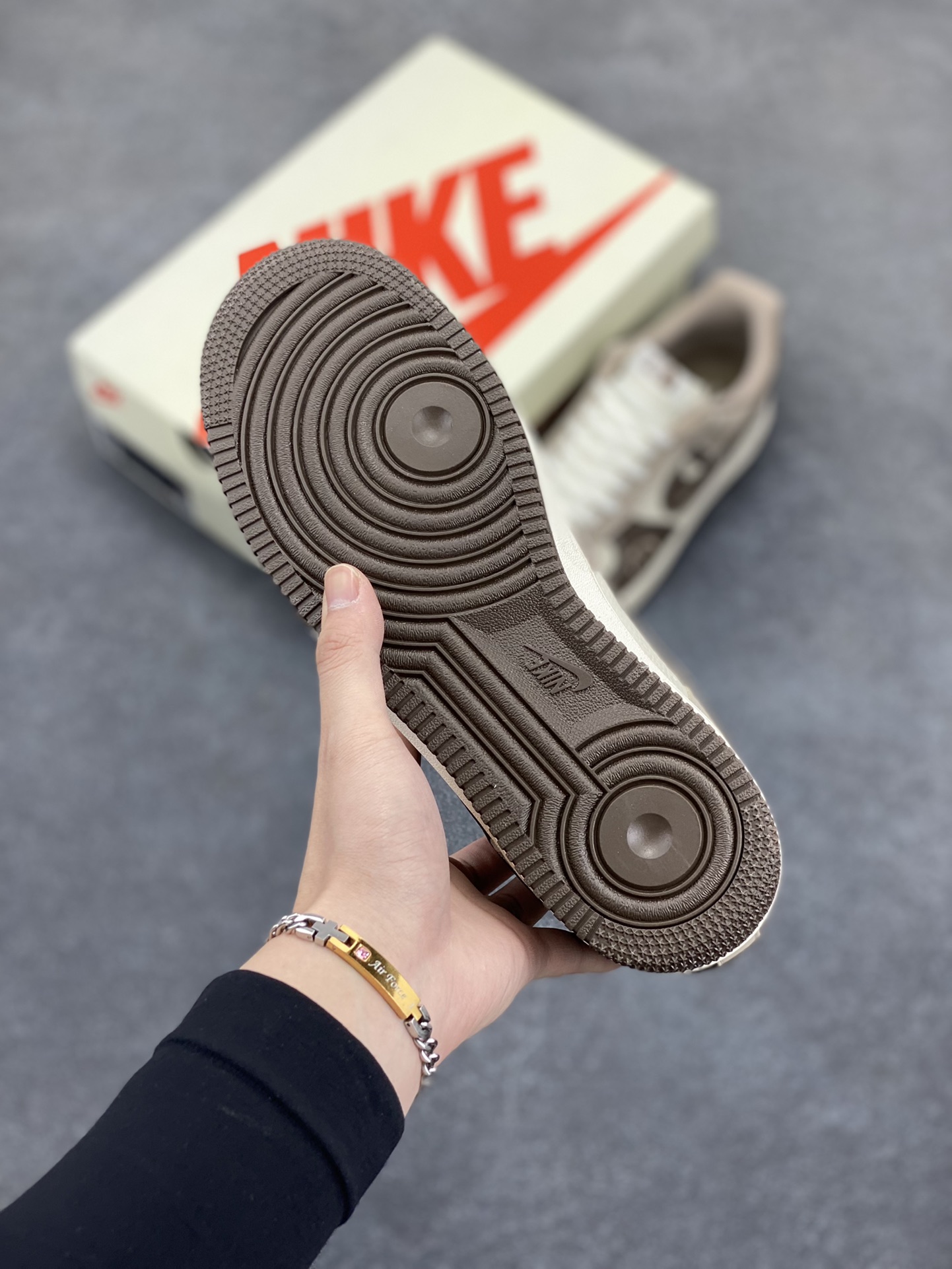 图片[5]-NIke Air Force 1 \’07 Low “北面联名——浅棕鬼脸”空军一号 低帮 运动鞋 休闲鞋 折边针车 工艺难度大 原楦头原纸板 原装鞋盒 定制五金配件 内置全掌气垫 原厂鞋底 货号：KK1988-065 尺码：36 36.5 37.5 38 38.5 39 40 40.5 41 42 42.5 43 44 44.5 45-选品中心