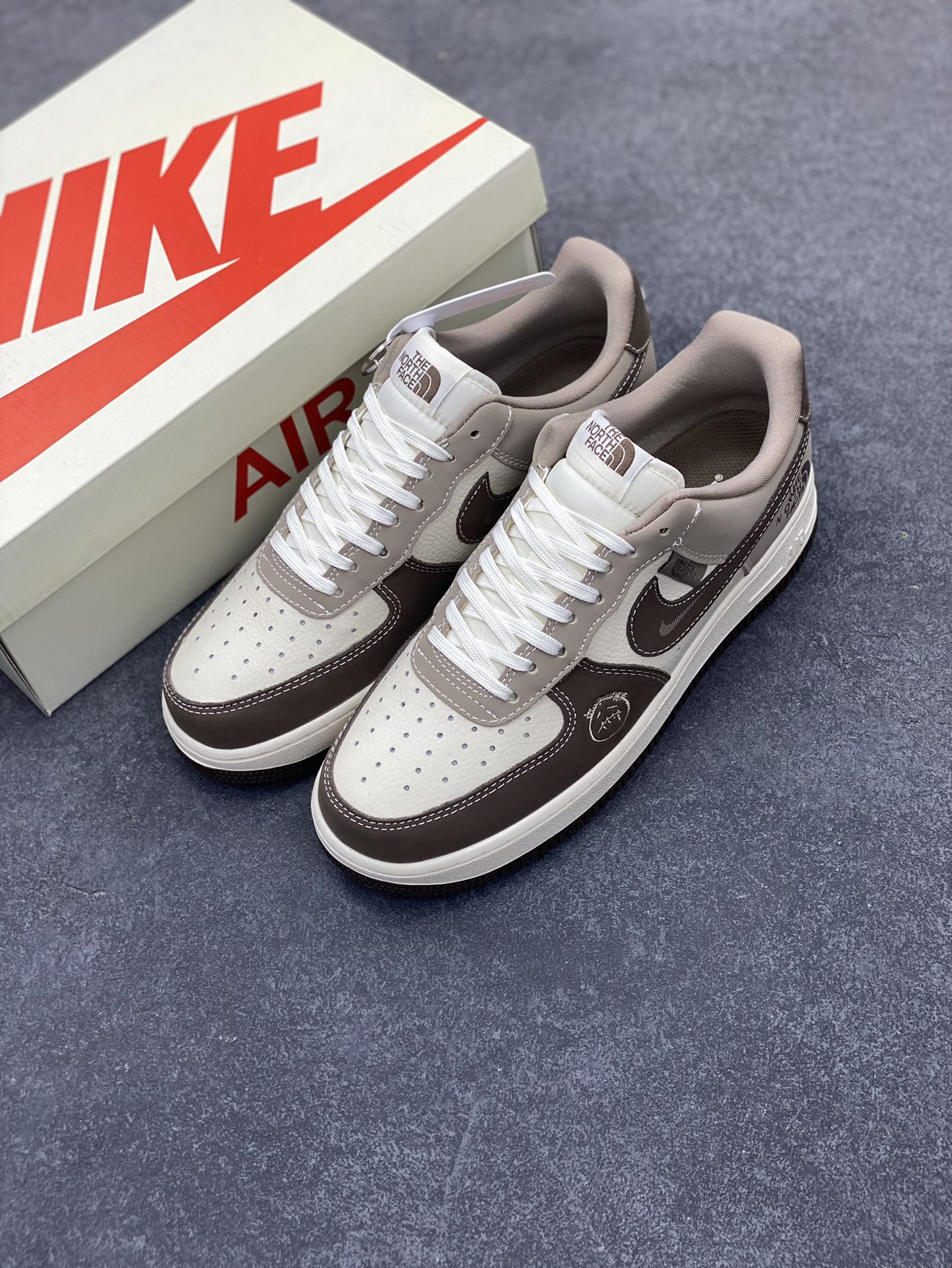 图片[8]-NIke Air Force 1 \’07 Low “北面联名——浅棕鬼脸”空军一号 低帮 运动鞋 休闲鞋 折边针车 工艺难度大 原楦头原纸板 原装鞋盒 定制五金配件 内置全掌气垫 原厂鞋底 货号：KK1988-065 尺码：36 36.5 37.5 38 38.5 39 40 40.5 41 42 42.5 43 44 44.5 45-选品中心