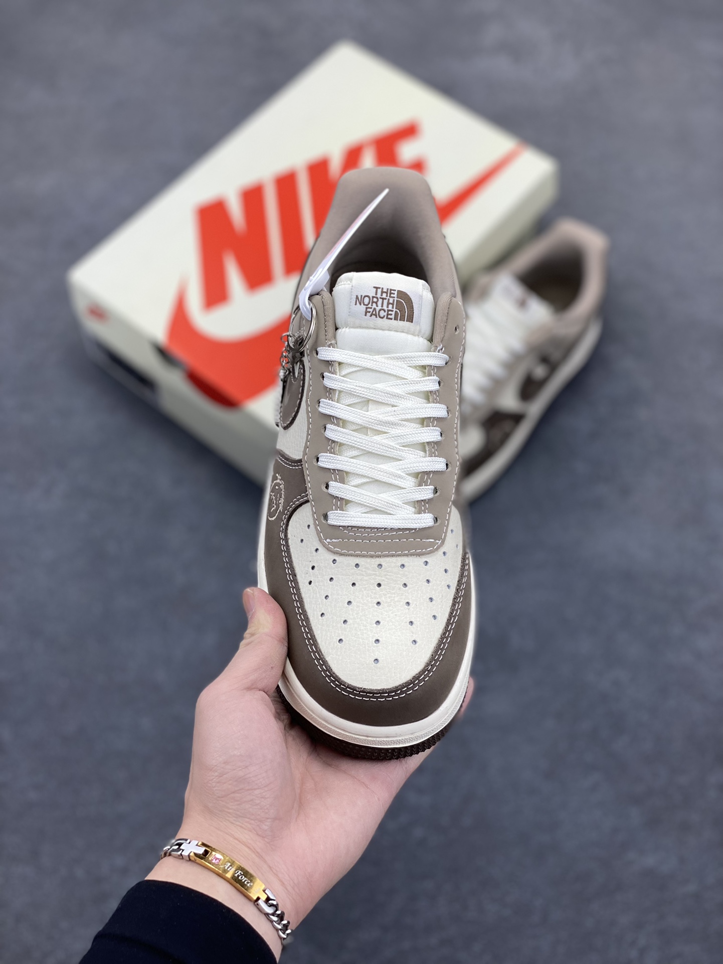 图片[2]-NIke Air Force 1 \’07 Low “北面联名——浅棕鬼脸”空军一号 低帮 运动鞋 休闲鞋 折边针车 工艺难度大 原楦头原纸板 原装鞋盒 定制五金配件 内置全掌气垫 原厂鞋底 货号：KK1988-065 尺码：36 36.5 37.5 38 38.5 39 40 40.5 41 42 42.5 43 44 44.5 45-选品中心