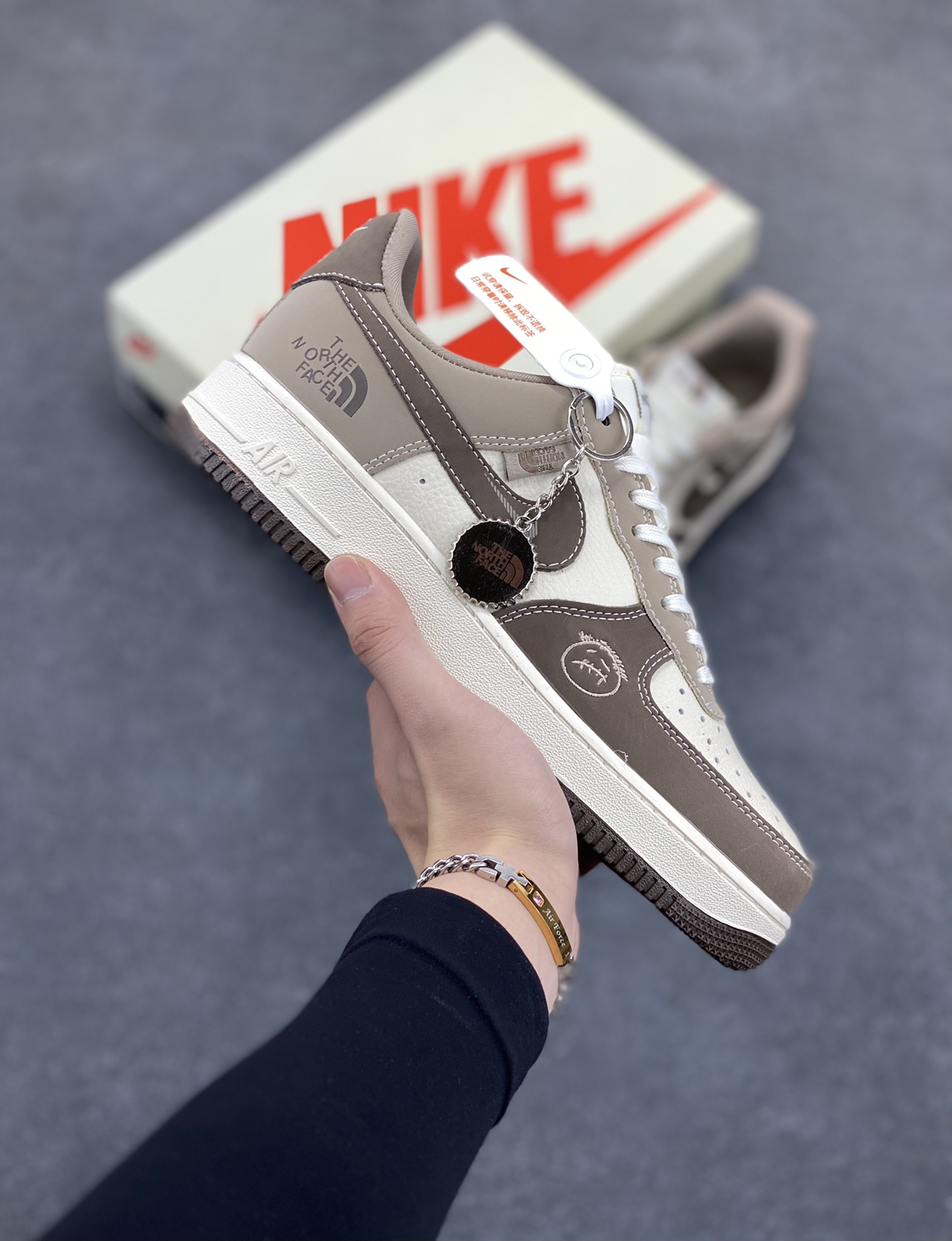 NIke Air Force 1 \’07 Low “北面联名——浅棕鬼脸”空军一号 低帮 运动鞋 休闲鞋 折边针车 工艺难度大 原楦头原纸板 原装鞋盒 定制五金配件 内置全掌气垫 原厂鞋底 货号:KK1988-065 尺码:36 36.5 37.5 38 38.5 39 40 40.5 41 42 42.5 43 44 44.5 45-选品中心