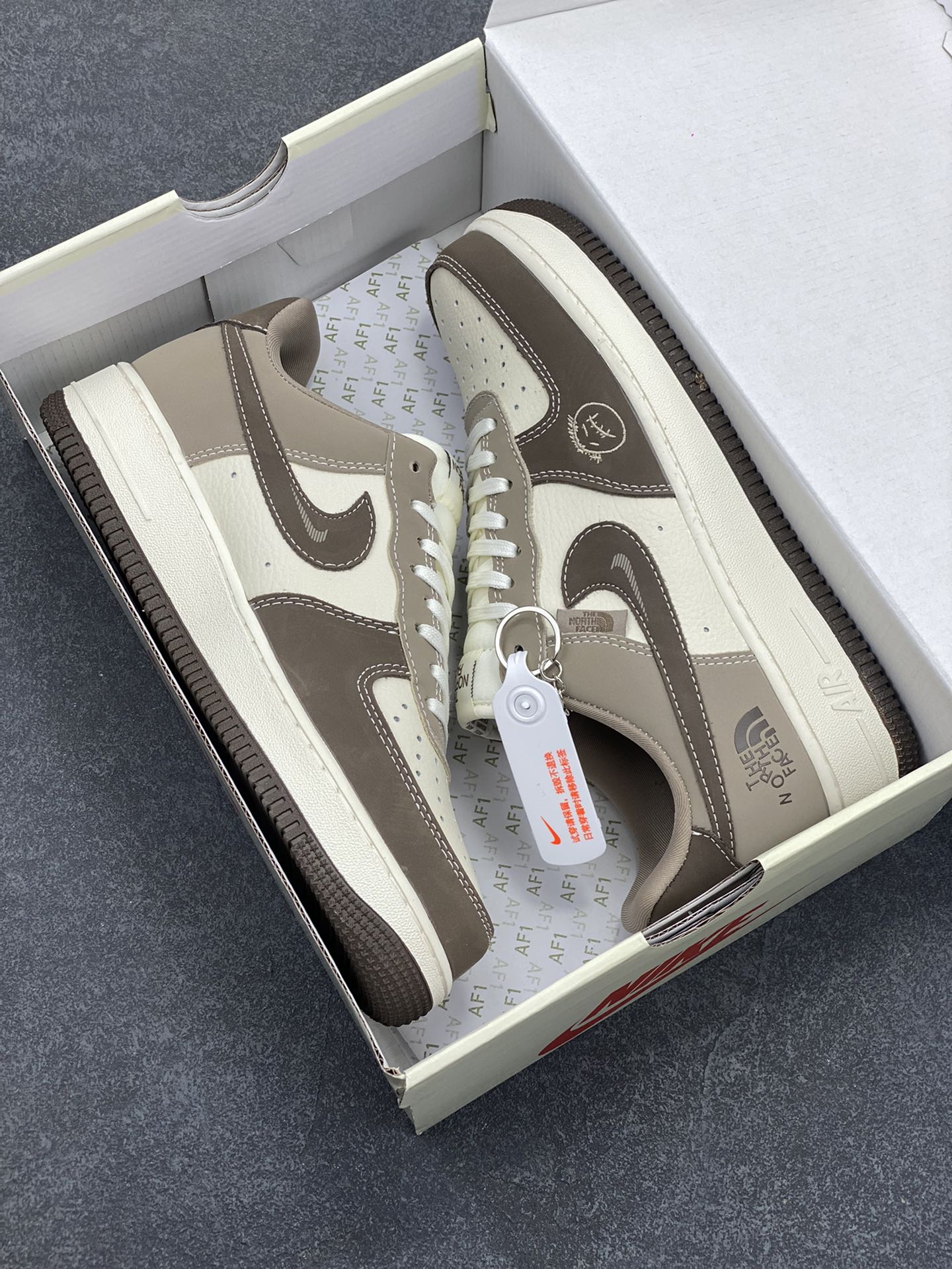 图片[9]-NIke Air Force 1 \’07 Low “北面联名——浅棕鬼脸”空军一号 低帮 运动鞋 休闲鞋 折边针车 工艺难度大 原楦头原纸板 原装鞋盒 定制五金配件 内置全掌气垫 原厂鞋底 货号：KK1988-065 尺码：36 36.5 37.5 38 38.5 39 40 40.5 41 42 42.5 43 44 44.5 45-选品中心