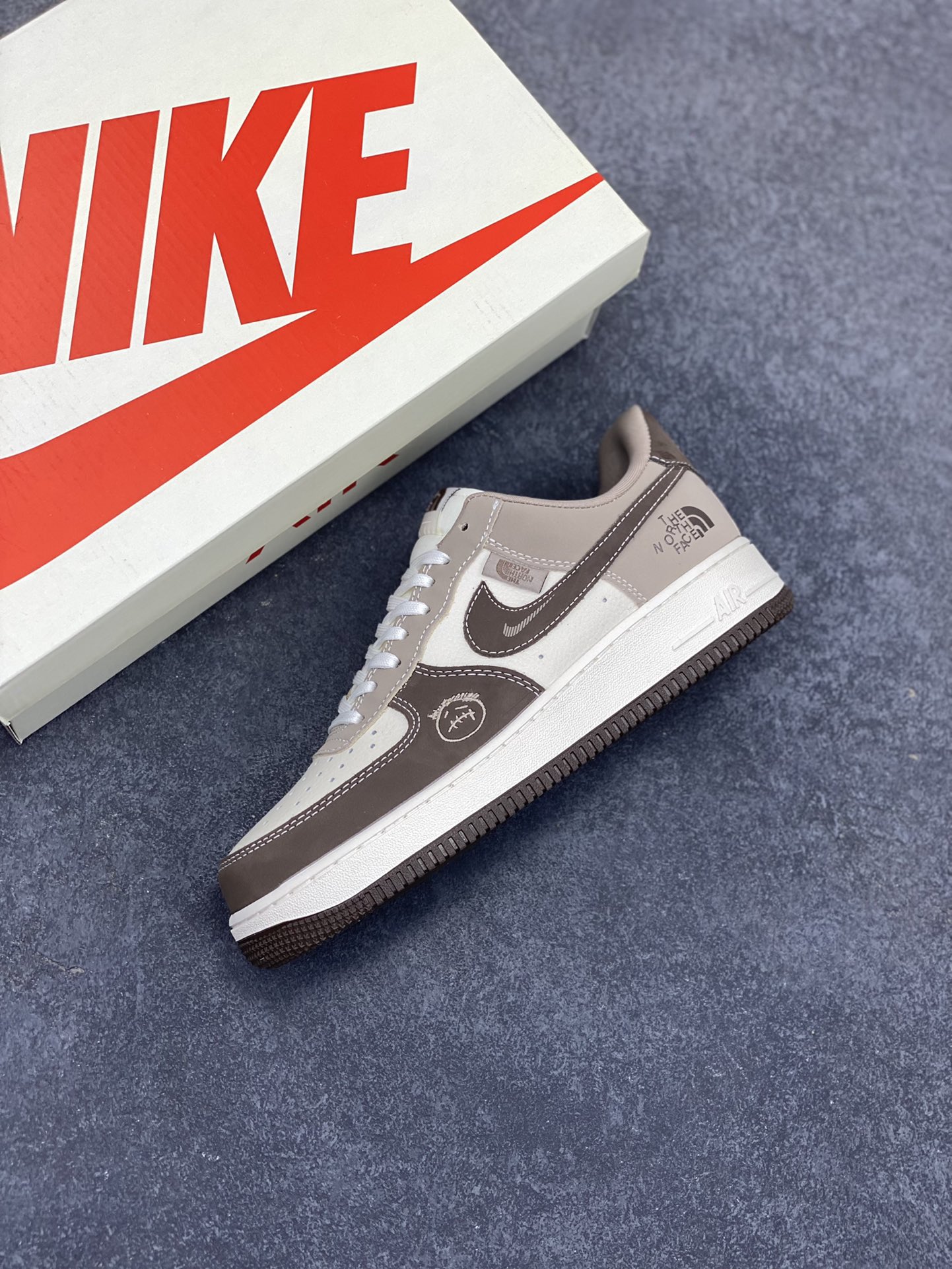 图片[7]-NIke Air Force 1 \’07 Low “北面联名——浅棕鬼脸”空军一号 低帮 运动鞋 休闲鞋 折边针车 工艺难度大 原楦头原纸板 原装鞋盒 定制五金配件 内置全掌气垫 原厂鞋底 货号：KK1988-065 尺码：36 36.5 37.5 38 38.5 39 40 40.5 41 42 42.5 43 44 44.5 45-选品中心