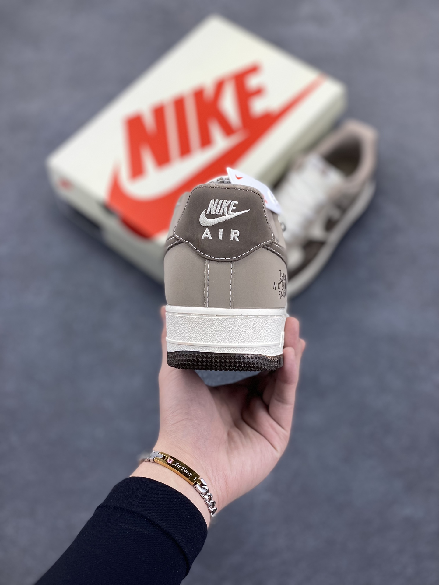 图片[4]-NIke Air Force 1 \’07 Low “北面联名——浅棕鬼脸”空军一号 低帮 运动鞋 休闲鞋 折边针车 工艺难度大 原楦头原纸板 原装鞋盒 定制五金配件 内置全掌气垫 原厂鞋底 货号：KK1988-065 尺码：36 36.5 37.5 38 38.5 39 40 40.5 41 42 42.5 43 44 44.5 45-选品中心