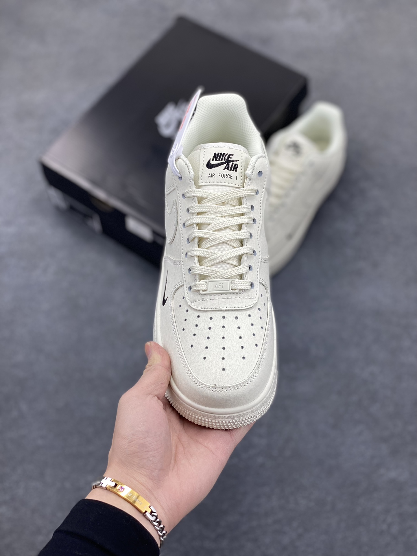 图片[2]-Nike Air Force 1 Low 白黑小勾 空军一号低帮运动休闲板鞋 原楦头原纸板 打造纯正空军版型 专注外贸渠道 全掌内置蜂窝气垫 原盒配件 原厂中底钢印、拉帮完美 货号：HF1058-133 尺码：36 37.5 38 39 40 40.5 41 42 42.5 43 44 44.5 45-选品中心