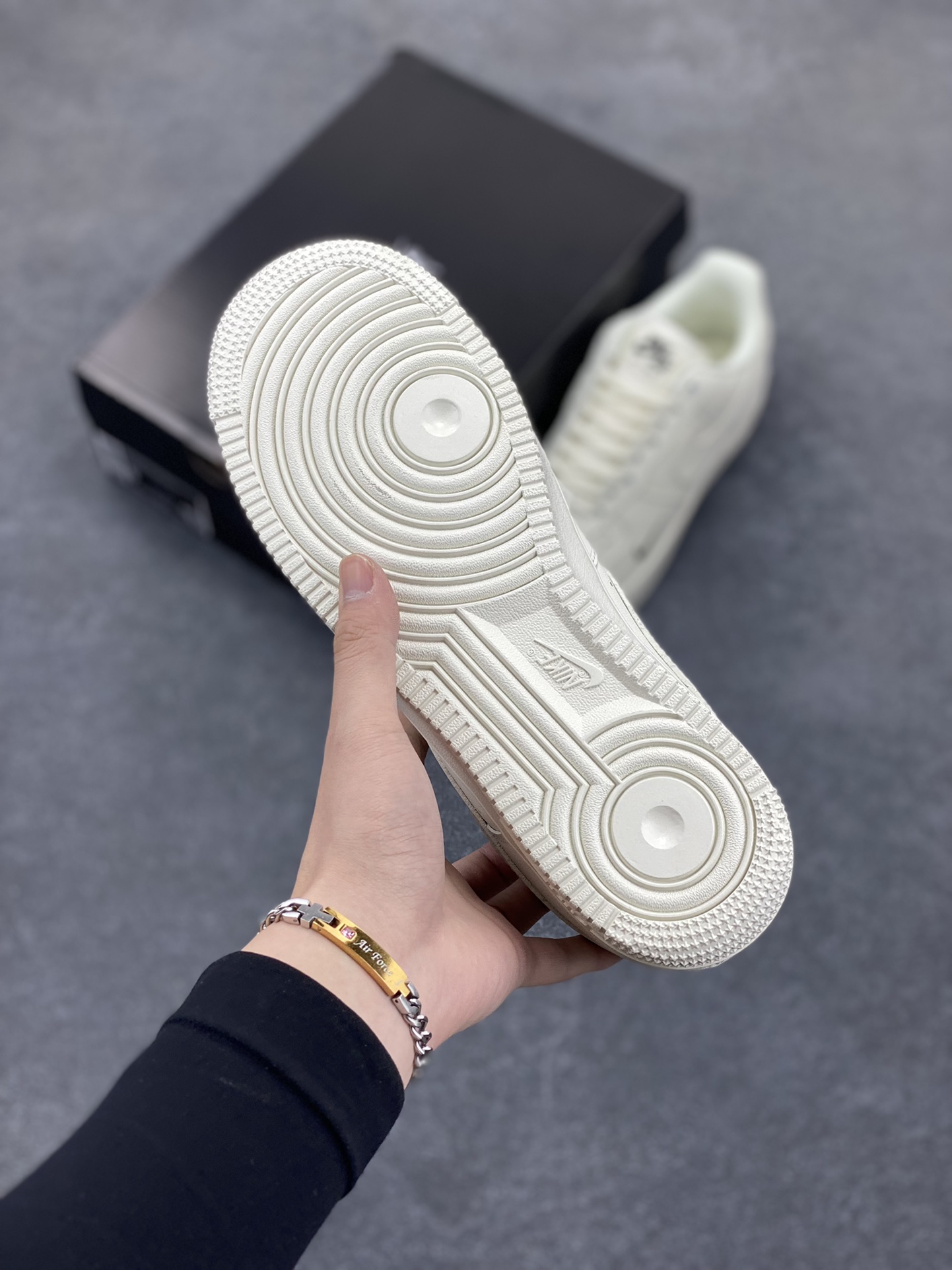 图片[5]-Nike Air Force 1 Low 白黑小勾 空军一号低帮运动休闲板鞋 原楦头原纸板 打造纯正空军版型 专注外贸渠道 全掌内置蜂窝气垫 原盒配件 原厂中底钢印、拉帮完美 货号：HF1058-133 尺码：36 37.5 38 39 40 40.5 41 42 42.5 43 44 44.5 45-选品中心