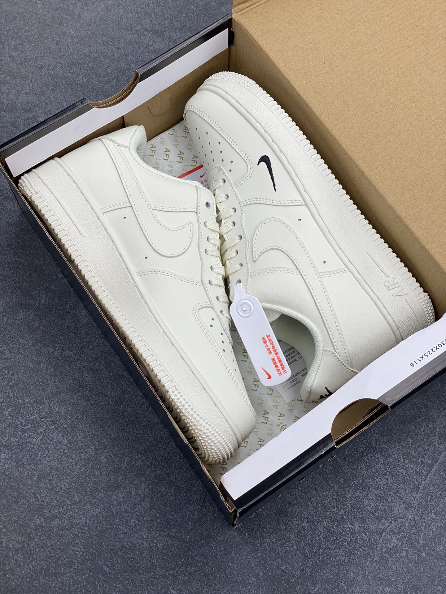 图片[9]-Nike Air Force 1 Low 白黑小勾 空军一号低帮运动休闲板鞋 原楦头原纸板 打造纯正空军版型 专注外贸渠道 全掌内置蜂窝气垫 原盒配件 原厂中底钢印、拉帮完美 货号：HF1058-133 尺码：36 37.5 38 39 40 40.5 41 42 42.5 43 44 44.5 45-选品中心