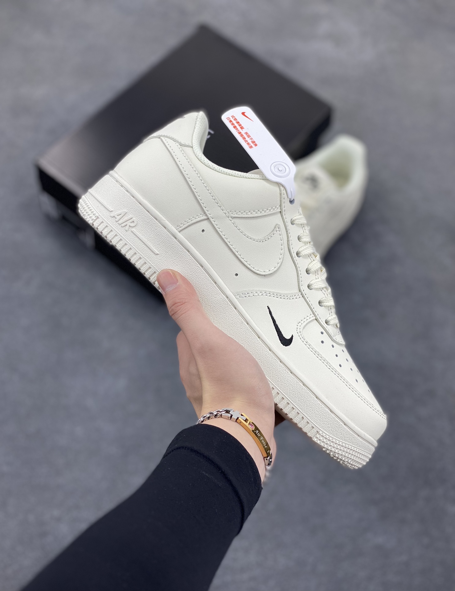 Nike Air Force 1 Low 白黑小勾 空军一号低帮运动休闲板鞋 原楦头原纸板 打造纯正空军版型 专注外贸渠道 全掌内置蜂窝气垫 原盒配件 原厂中底钢印、拉帮完美 货号：HF1058-133 尺码：36 37.5 38 39 40 40.5 41 42 42.5 43 44 44.5 45-选品中心