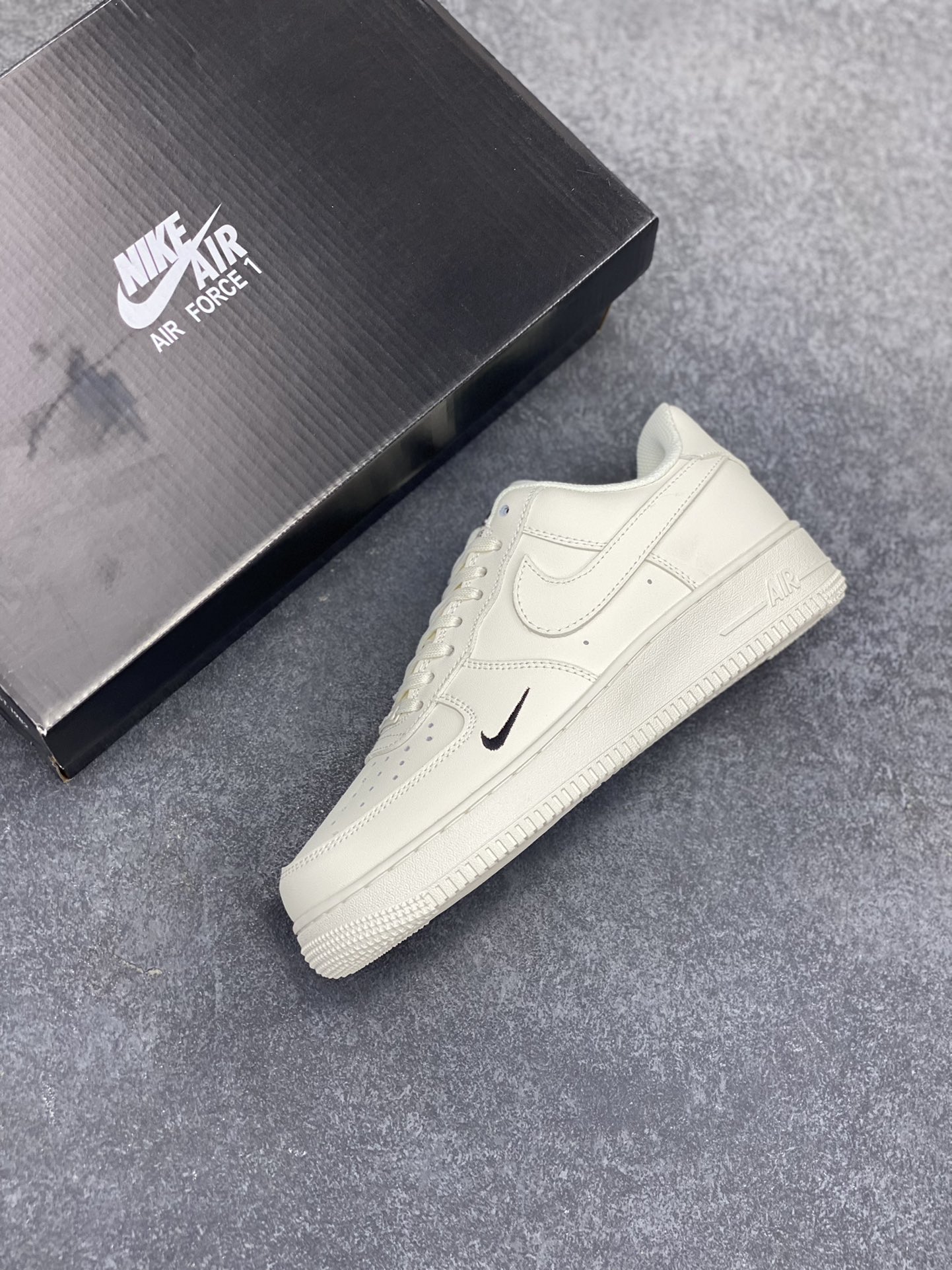 图片[7]-Nike Air Force 1 Low 白黑小勾 空军一号低帮运动休闲板鞋 原楦头原纸板 打造纯正空军版型 专注外贸渠道 全掌内置蜂窝气垫 原盒配件 原厂中底钢印、拉帮完美 货号：HF1058-133 尺码：36 37.5 38 39 40 40.5 41 42 42.5 43 44 44.5 45-选品中心