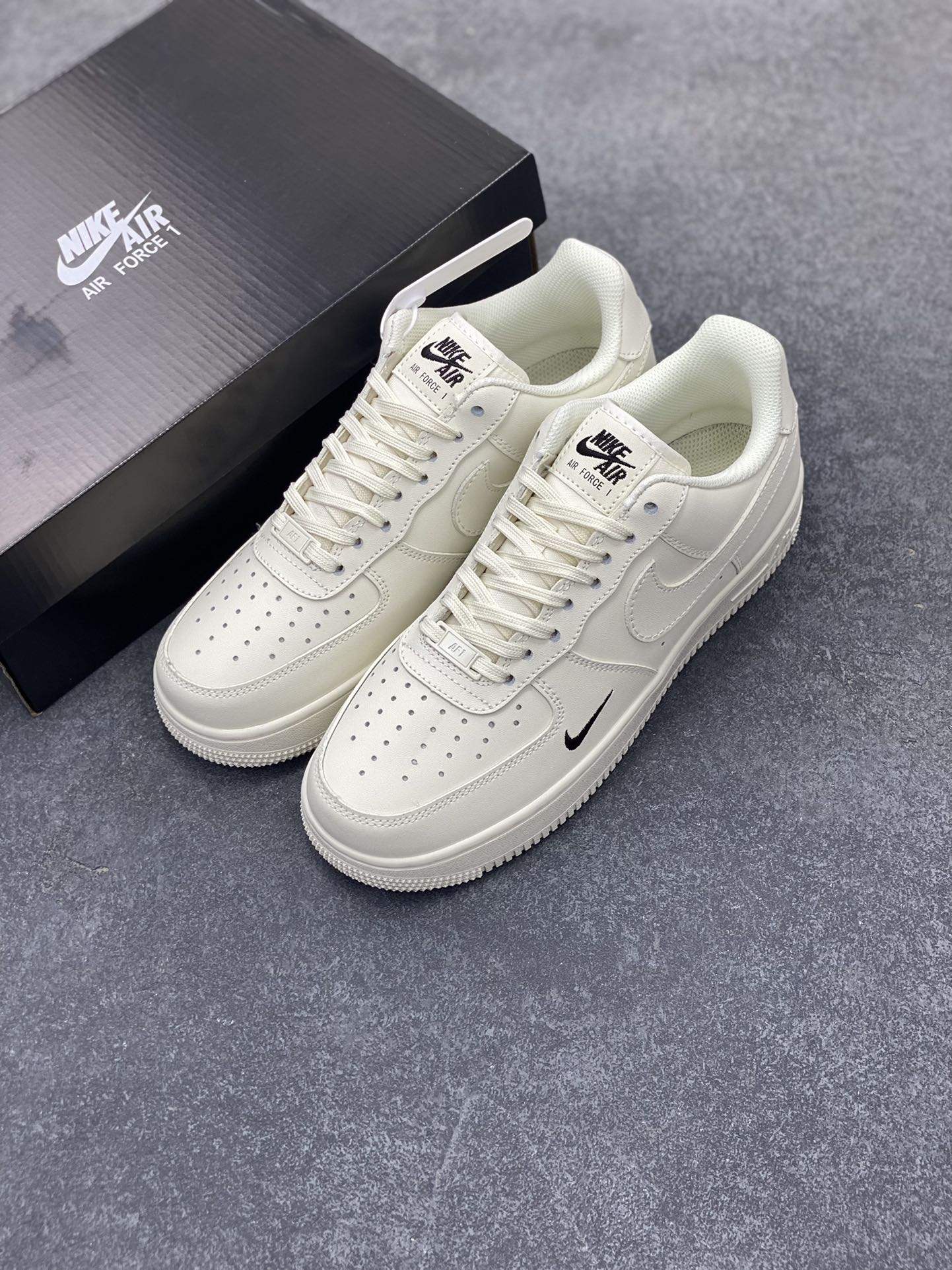 图片[8]-Nike Air Force 1 Low 白黑小勾 空军一号低帮运动休闲板鞋 原楦头原纸板 打造纯正空军版型 专注外贸渠道 全掌内置蜂窝气垫 原盒配件 原厂中底钢印、拉帮完美 货号：HF1058-133 尺码：36 37.5 38 39 40 40.5 41 42 42.5 43 44 44.5 45-选品中心