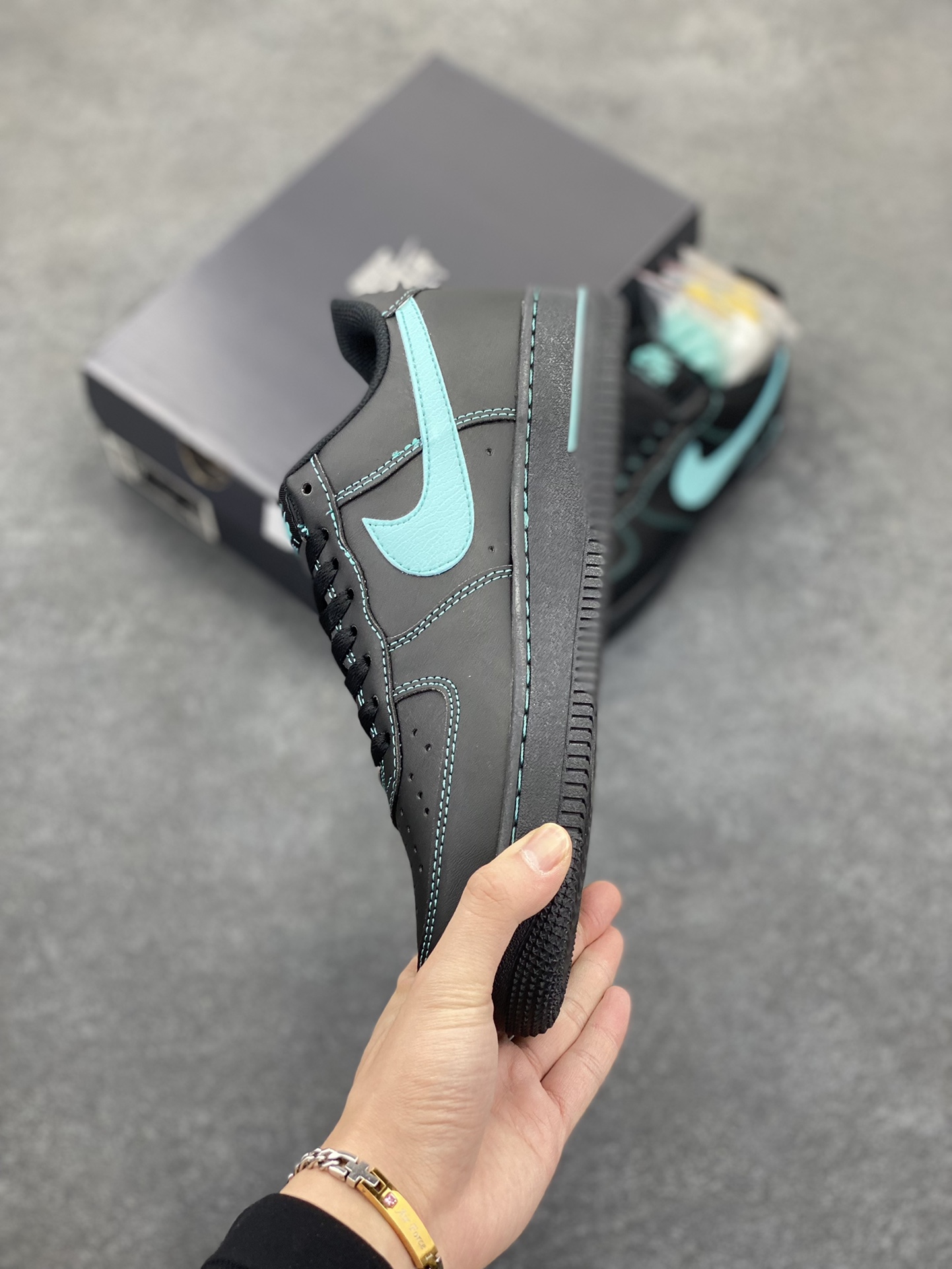 图片[3]-Nike Air Force 1 Low 空军一号低帮百搭休闲运动板鞋。柔软、弹性十足的缓震性能和出色的中底设计，横跨复古与现代的外型结合，造就出风靡全球三十多年的Force 1，直到今天还深受青睐。 货号：HQ2037-002 尺码：36 36.5 37.5 38 38.5 39 40 40.5 41 42 42.5 43 44 44.5 45-选品中心