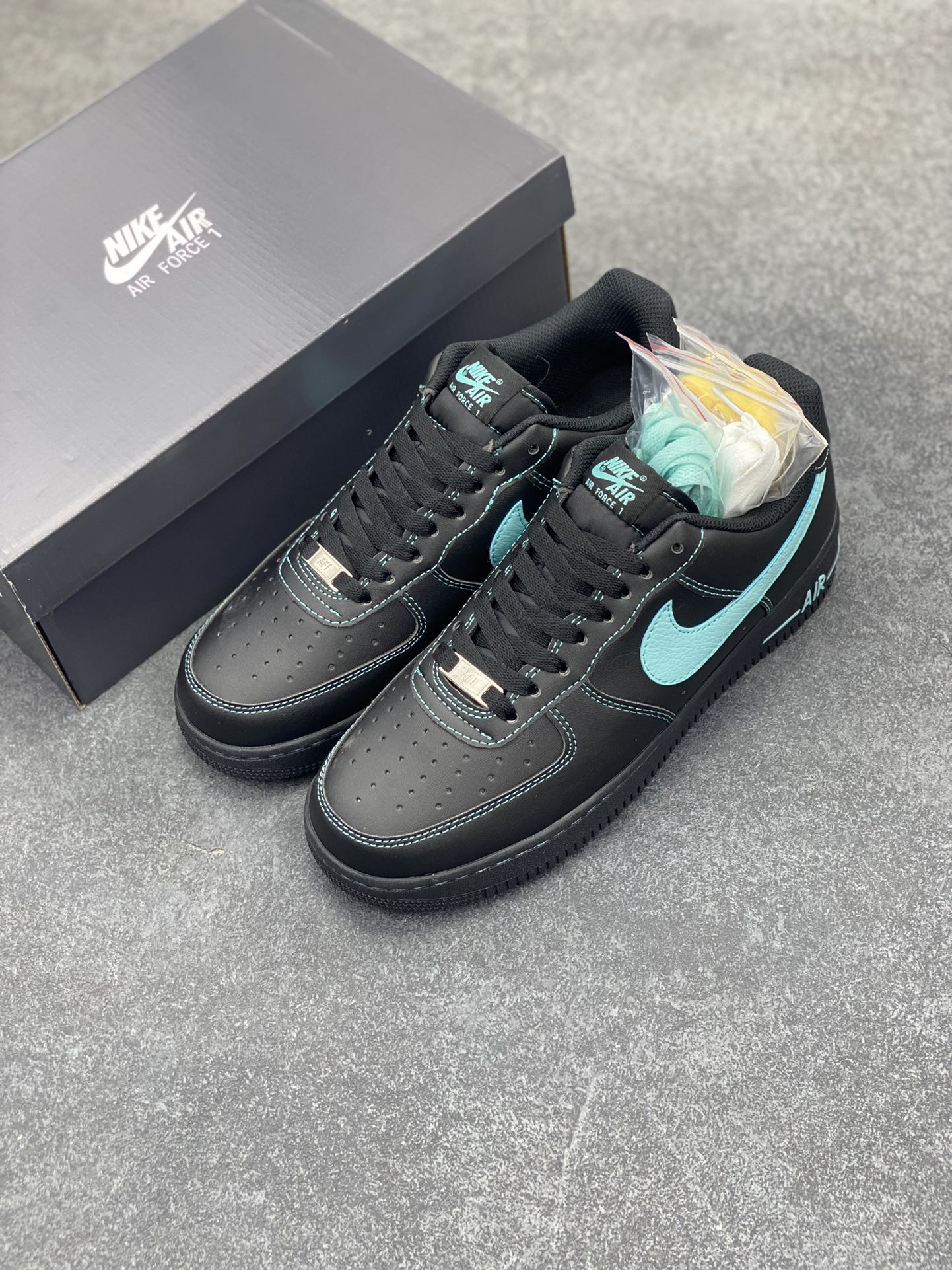 图片[8]-Nike Air Force 1 Low 空军一号低帮百搭休闲运动板鞋。柔软、弹性十足的缓震性能和出色的中底设计，横跨复古与现代的外型结合，造就出风靡全球三十多年的Force 1，直到今天还深受青睐。 货号：HQ2037-002 尺码：36 36.5 37.5 38 38.5 39 40 40.5 41 42 42.5 43 44 44.5 45-选品中心