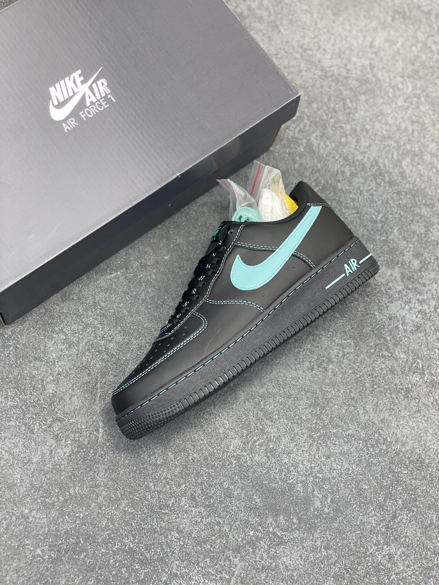图片[7]-Nike Air Force 1 Low 空军一号低帮百搭休闲运动板鞋。柔软、弹性十足的缓震性能和出色的中底设计，横跨复古与现代的外型结合，造就出风靡全球三十多年的Force 1，直到今天还深受青睐。 货号：HQ2037-002 尺码：36 36.5 37.5 38 38.5 39 40 40.5 41 42 42.5 43 44 44.5 45-选品中心