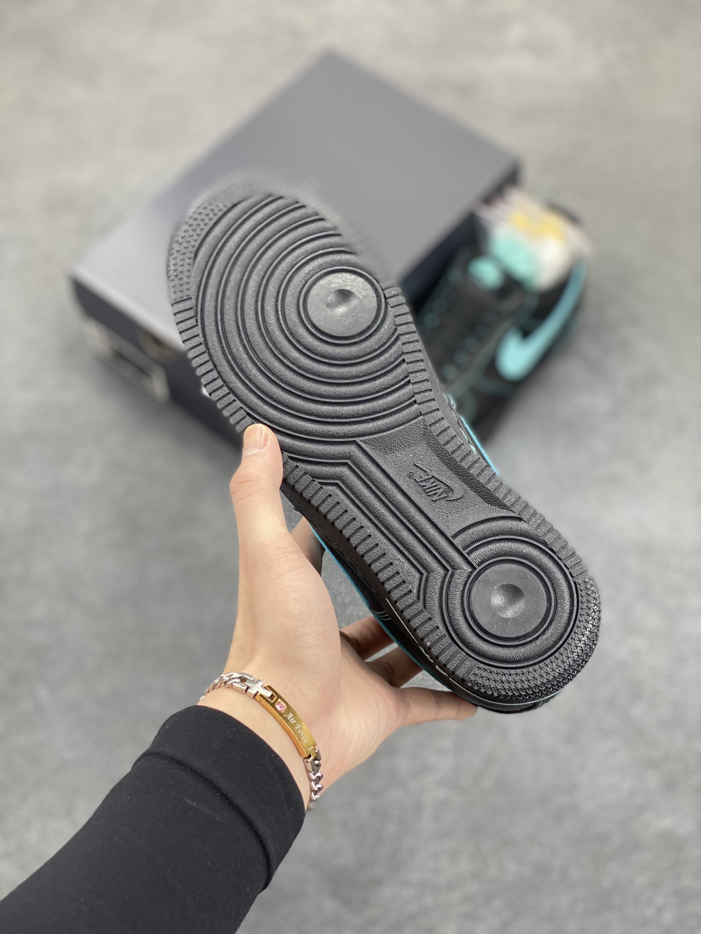 图片[5]-Nike Air Force 1 Low 空军一号低帮百搭休闲运动板鞋。柔软、弹性十足的缓震性能和出色的中底设计，横跨复古与现代的外型结合，造就出风靡全球三十多年的Force 1，直到今天还深受青睐。 货号：HQ2037-002 尺码：36 36.5 37.5 38 38.5 39 40 40.5 41 42 42.5 43 44 44.5 45-选品中心