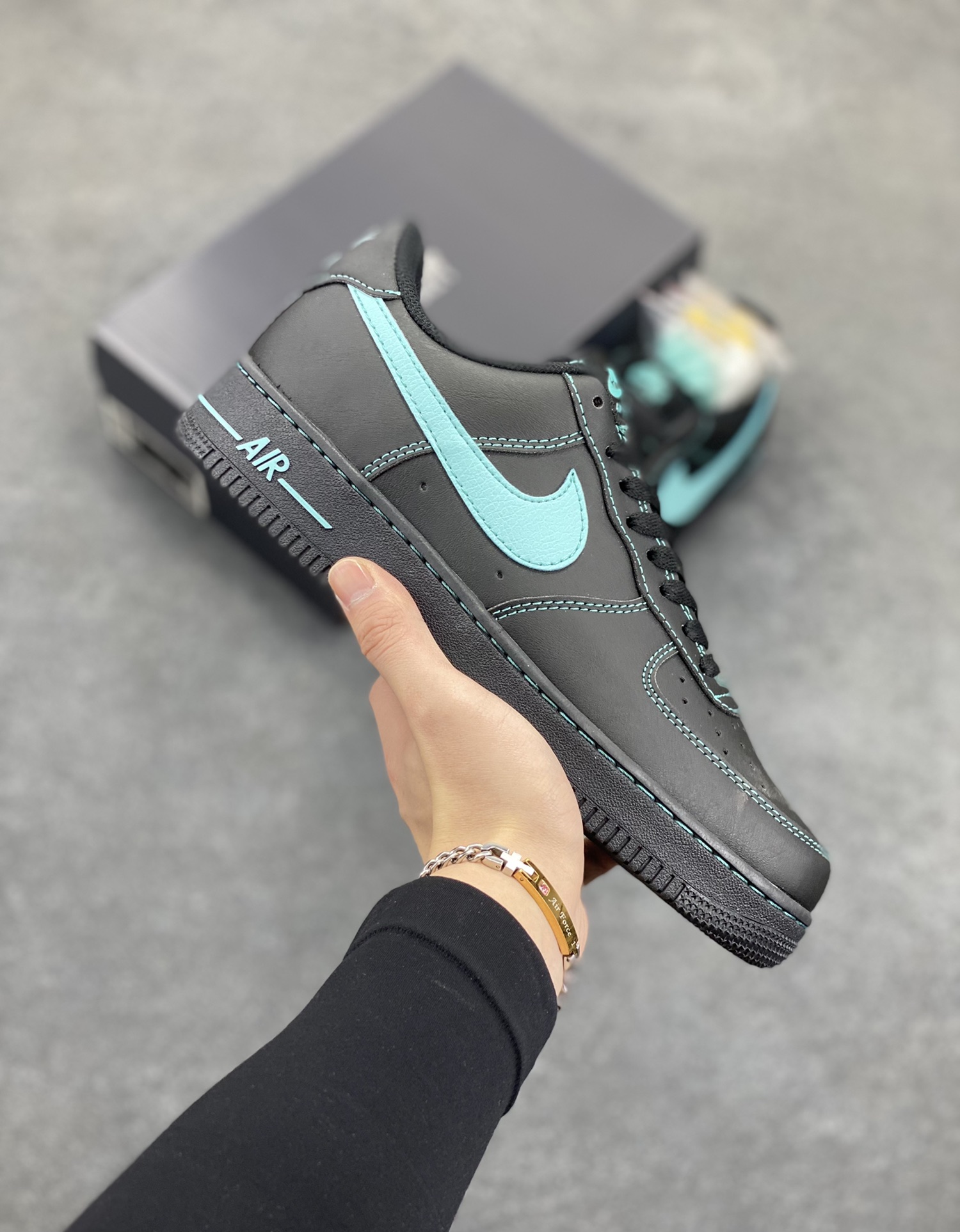 Nike Air Force 1 Low 空军一号低帮百搭休闲运动板鞋。柔软、弹性十足的缓震性能和出色的中底设计,横跨复古与现代的外型结合,造就出风靡全球三十多年的Force 1,直到今天还深受青睐。 货号:HQ2037-002 尺码:36 36.5 37.5 38 38.5 39 40 40.5 41 42 42.5 43 44 44.5 45-选品中心