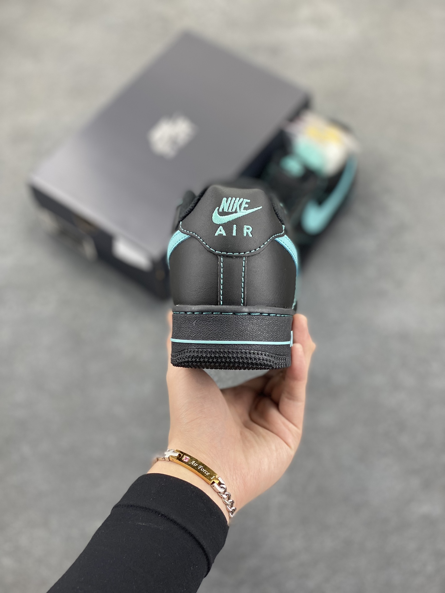 图片[4]-Nike Air Force 1 Low 空军一号低帮百搭休闲运动板鞋。柔软、弹性十足的缓震性能和出色的中底设计，横跨复古与现代的外型结合，造就出风靡全球三十多年的Force 1，直到今天还深受青睐。 货号：HQ2037-002 尺码：36 36.5 37.5 38 38.5 39 40 40.5 41 42 42.5 43 44 44.5 45-选品中心