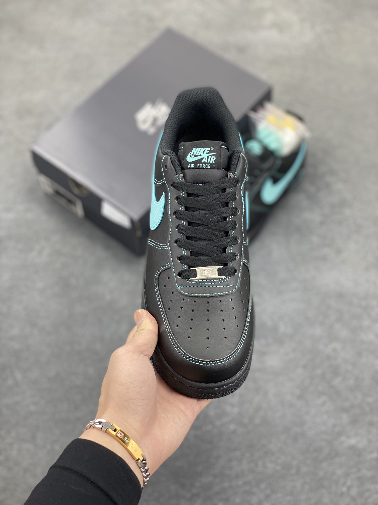 图片[2]-Nike Air Force 1 Low 空军一号低帮百搭休闲运动板鞋。柔软、弹性十足的缓震性能和出色的中底设计，横跨复古与现代的外型结合，造就出风靡全球三十多年的Force 1，直到今天还深受青睐。 货号：HQ2037-002 尺码：36 36.5 37.5 38 38.5 39 40 40.5 41 42 42.5 43 44 44.5 45-选品中心