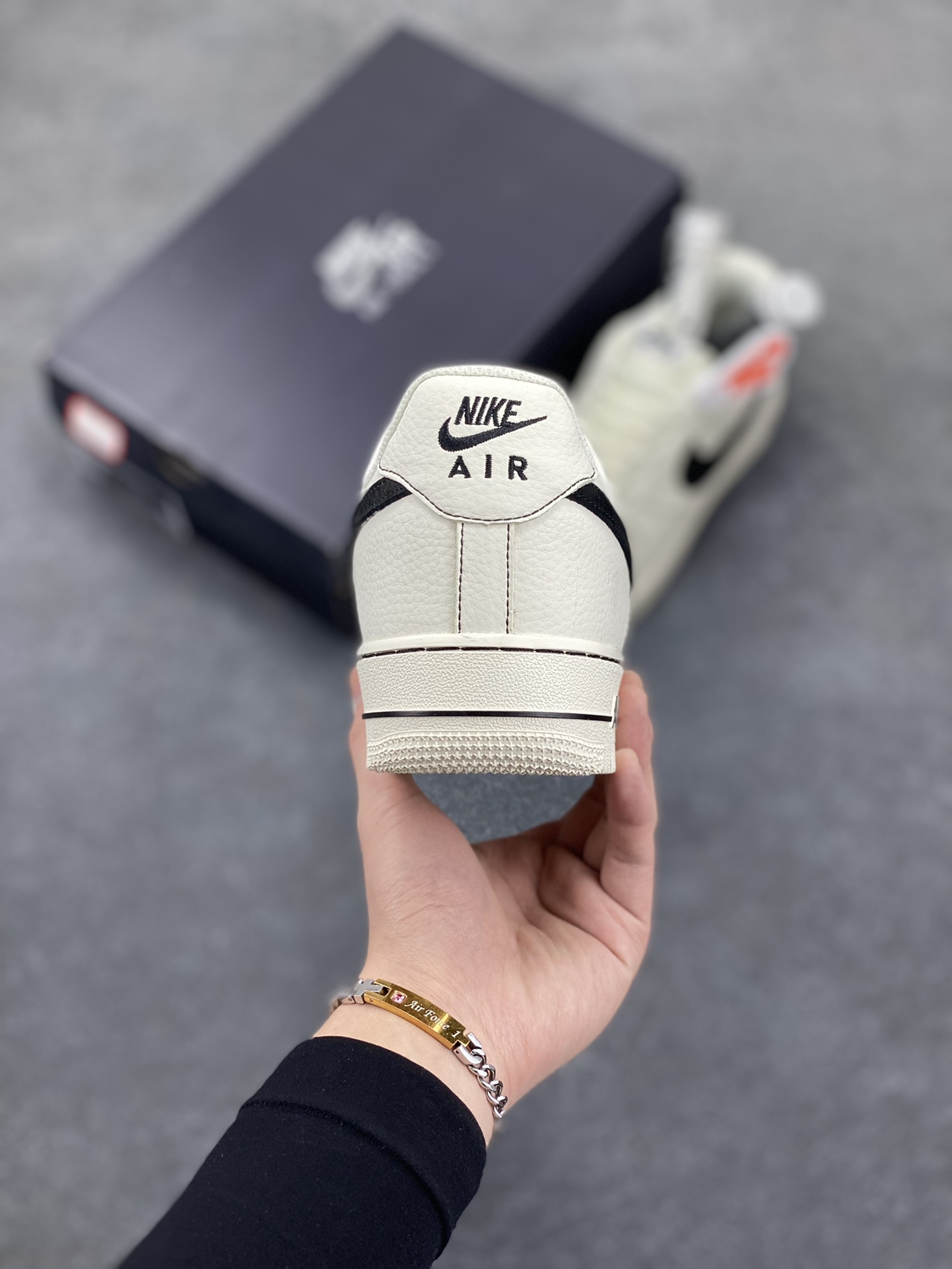 图片[4]-Nike Air Force 1 Low 白黑 原楦头原纸板 打造纯正空军版型 专注外贸渠道 全掌内置蜂窝气垫 原盒配件 原厂中底钢印、拉帮完美 货号：HQ2037-200 尺码：36 36.5 37.5 38 38.5 39 40 40.5 41 42 42.5 43 44 44.5 45-选品中心