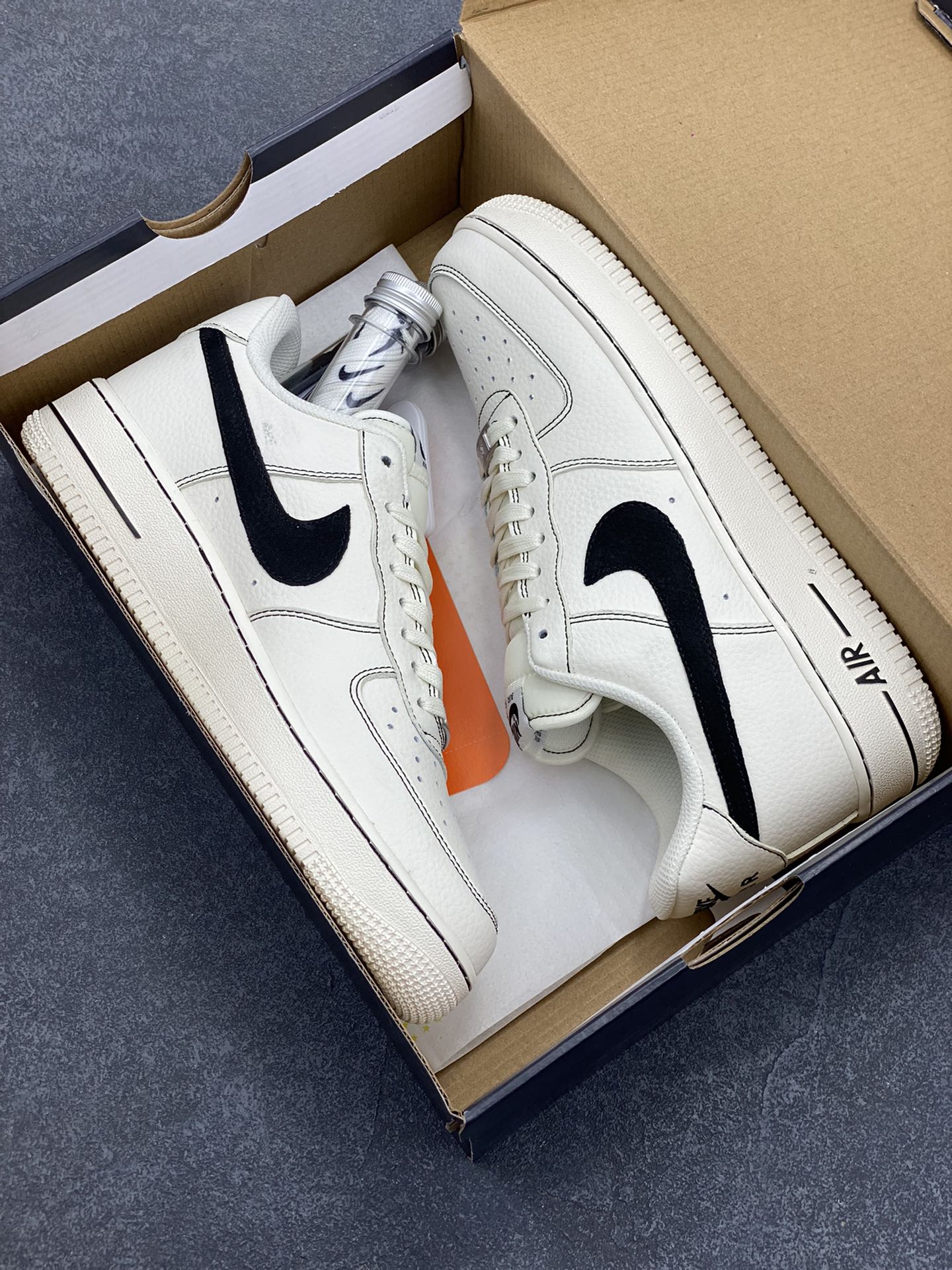 图片[9]-Nike Air Force 1 Low 白黑 原楦头原纸板 打造纯正空军版型 专注外贸渠道 全掌内置蜂窝气垫 原盒配件 原厂中底钢印、拉帮完美 货号：HQ2037-200 尺码：36 36.5 37.5 38 38.5 39 40 40.5 41 42 42.5 43 44 44.5 45-选品中心