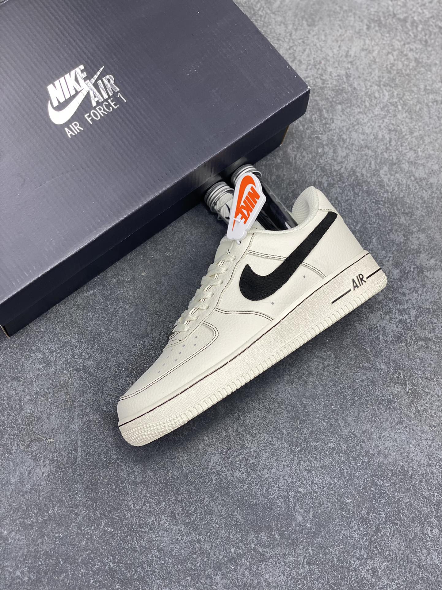图片[7]-Nike Air Force 1 Low 白黑 原楦头原纸板 打造纯正空军版型 专注外贸渠道 全掌内置蜂窝气垫 原盒配件 原厂中底钢印、拉帮完美 货号：HQ2037-200 尺码：36 36.5 37.5 38 38.5 39 40 40.5 41 42 42.5 43 44 44.5 45-选品中心