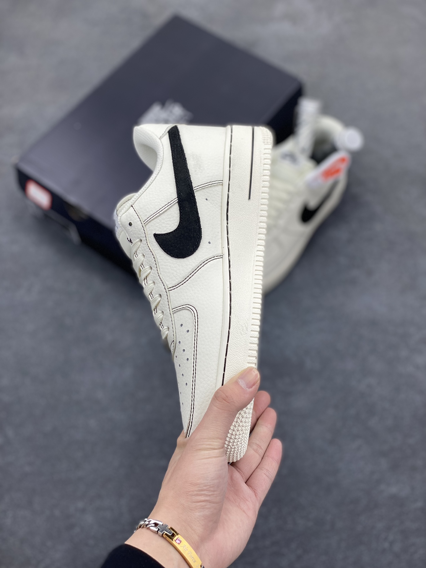图片[3]-Nike Air Force 1 Low 白黑 原楦头原纸板 打造纯正空军版型 专注外贸渠道 全掌内置蜂窝气垫 原盒配件 原厂中底钢印、拉帮完美 货号：HQ2037-200 尺码：36 36.5 37.5 38 38.5 39 40 40.5 41 42 42.5 43 44 44.5 45-选品中心