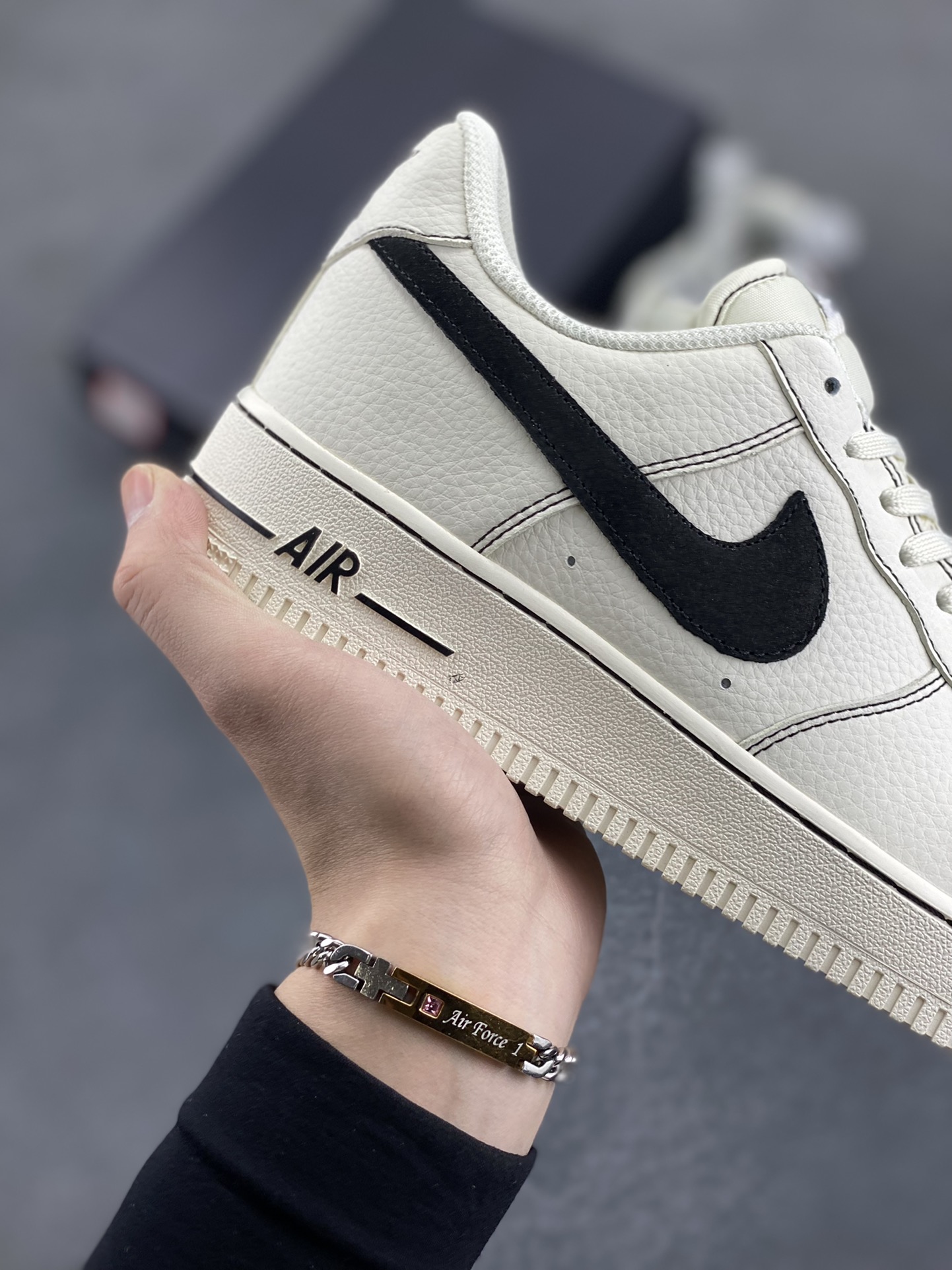 图片[6]-Nike Air Force 1 Low 白黑 原楦头原纸板 打造纯正空军版型 专注外贸渠道 全掌内置蜂窝气垫 原盒配件 原厂中底钢印、拉帮完美 货号：HQ2037-200 尺码：36 36.5 37.5 38 38.5 39 40 40.5 41 42 42.5 43 44 44.5 45-选品中心