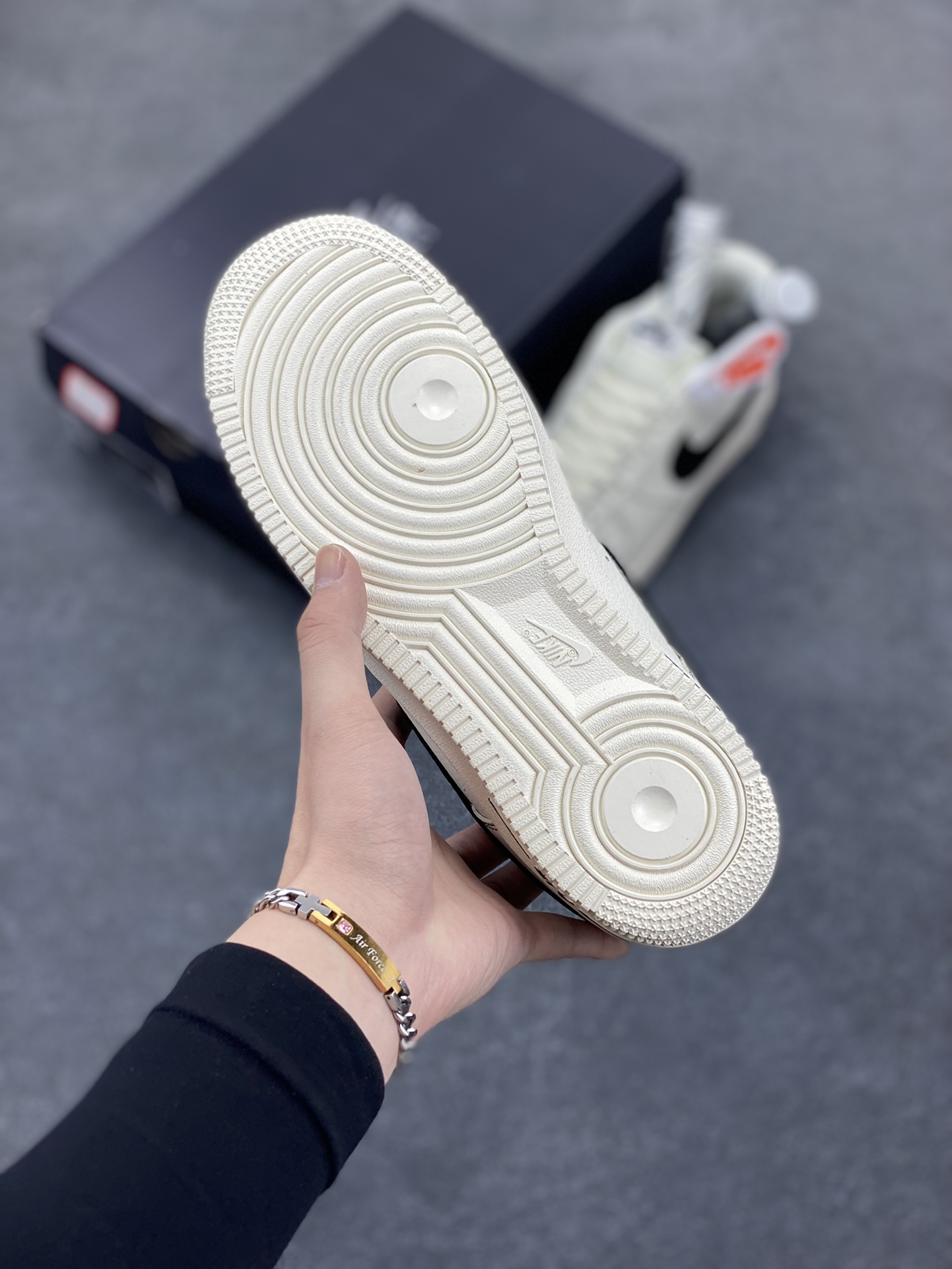 图片[5]-Nike Air Force 1 Low 白黑 原楦头原纸板 打造纯正空军版型 专注外贸渠道 全掌内置蜂窝气垫 原盒配件 原厂中底钢印、拉帮完美 货号：HQ2037-200 尺码：36 36.5 37.5 38 38.5 39 40 40.5 41 42 42.5 43 44 44.5 45-选品中心
