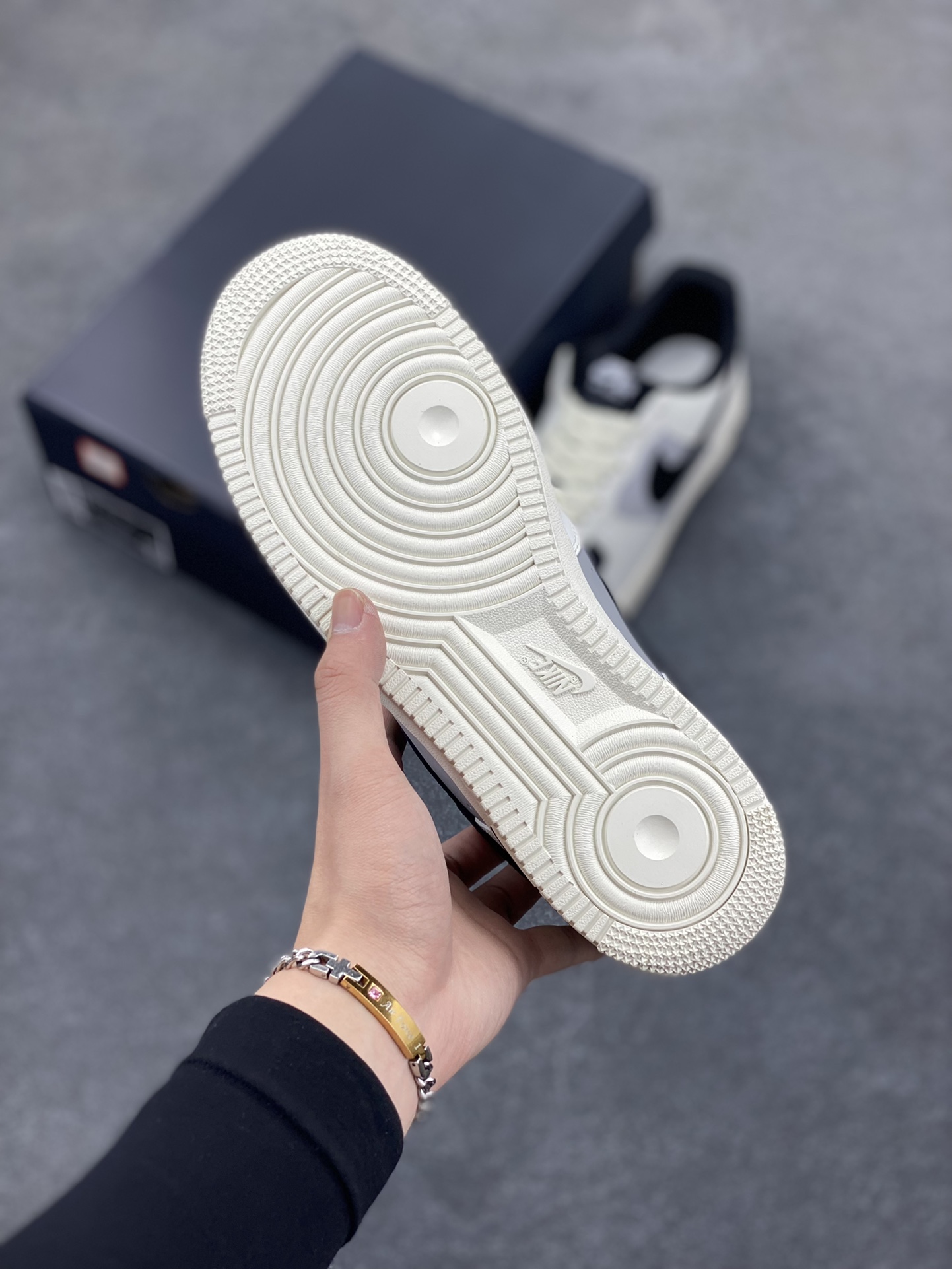 图片[5]-Nike Air Force 1 Low \’07 “米黑灰拼接”低帮空军一号休闲板鞋 定制皮料 3M反光 原楦原纸板 纯正版型 清洁度完美 内置全掌气垫 货号：RS2696-112 尺码：36 36.5 37.5 38 38.5 39 40 40.5 41 42 42.5 43 44 44.5 45-选品中心