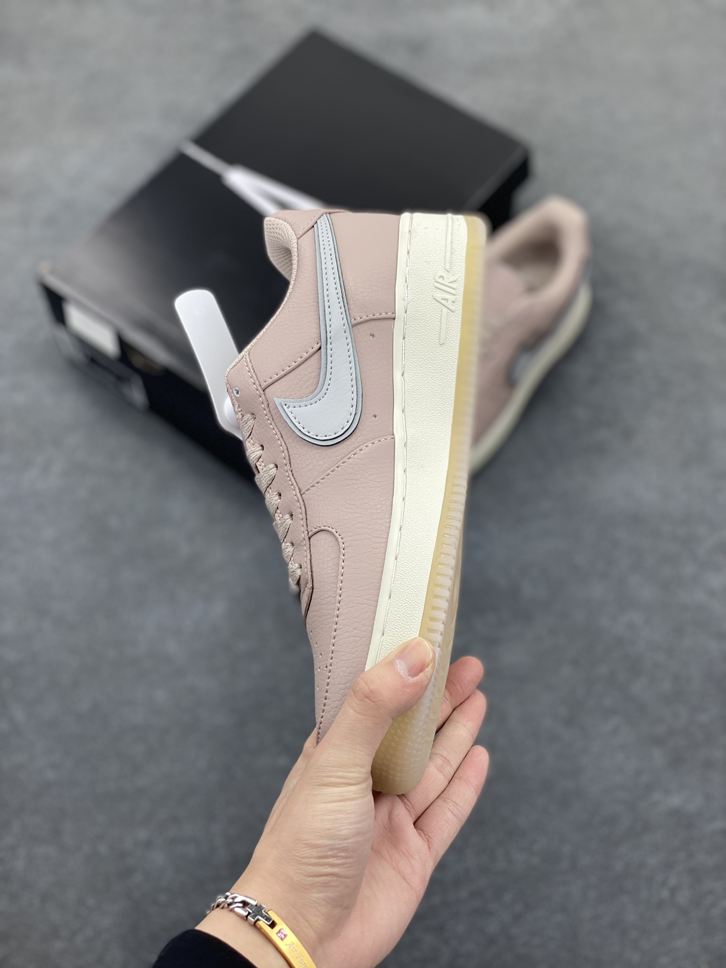 图片[3]-Nike Air Force 1 Low 空军一号低帮百搭休闲运动板鞋。柔软、弹性十足的缓震性能和出色的中底设计，横跨复古与现代的外型结合，造就出风靡全球三十多年的Force 1，直到今天还深受青睐。 货号：HF4084-200 尺码：36 37.5 38 39 40 41 42 43 44 45-选品中心