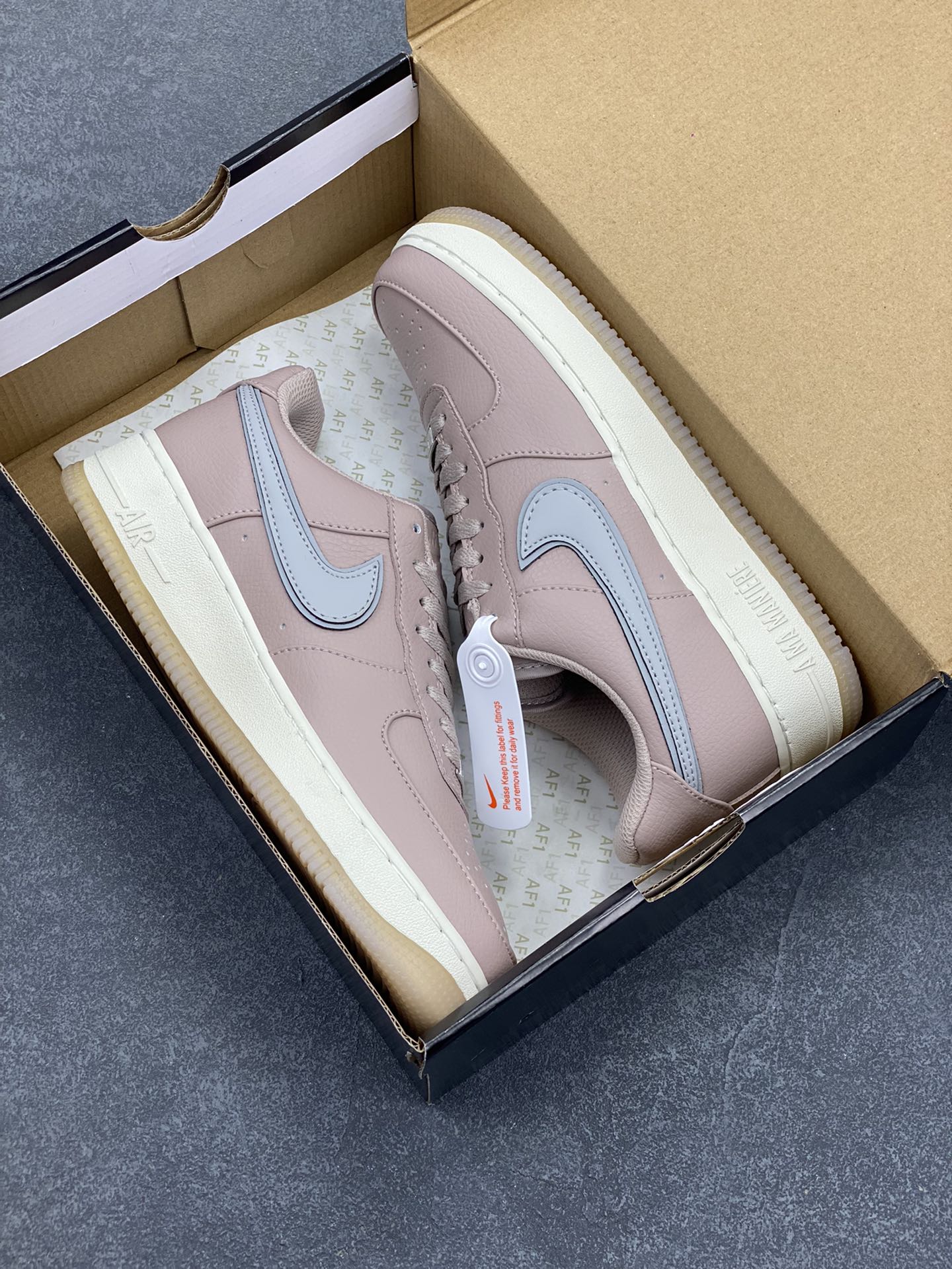 图片[9]-Nike Air Force 1 Low 空军一号低帮百搭休闲运动板鞋。柔软、弹性十足的缓震性能和出色的中底设计，横跨复古与现代的外型结合，造就出风靡全球三十多年的Force 1，直到今天还深受青睐。 货号：HF4084-200 尺码：36 37.5 38 39 40 41 42 43 44 45-选品中心