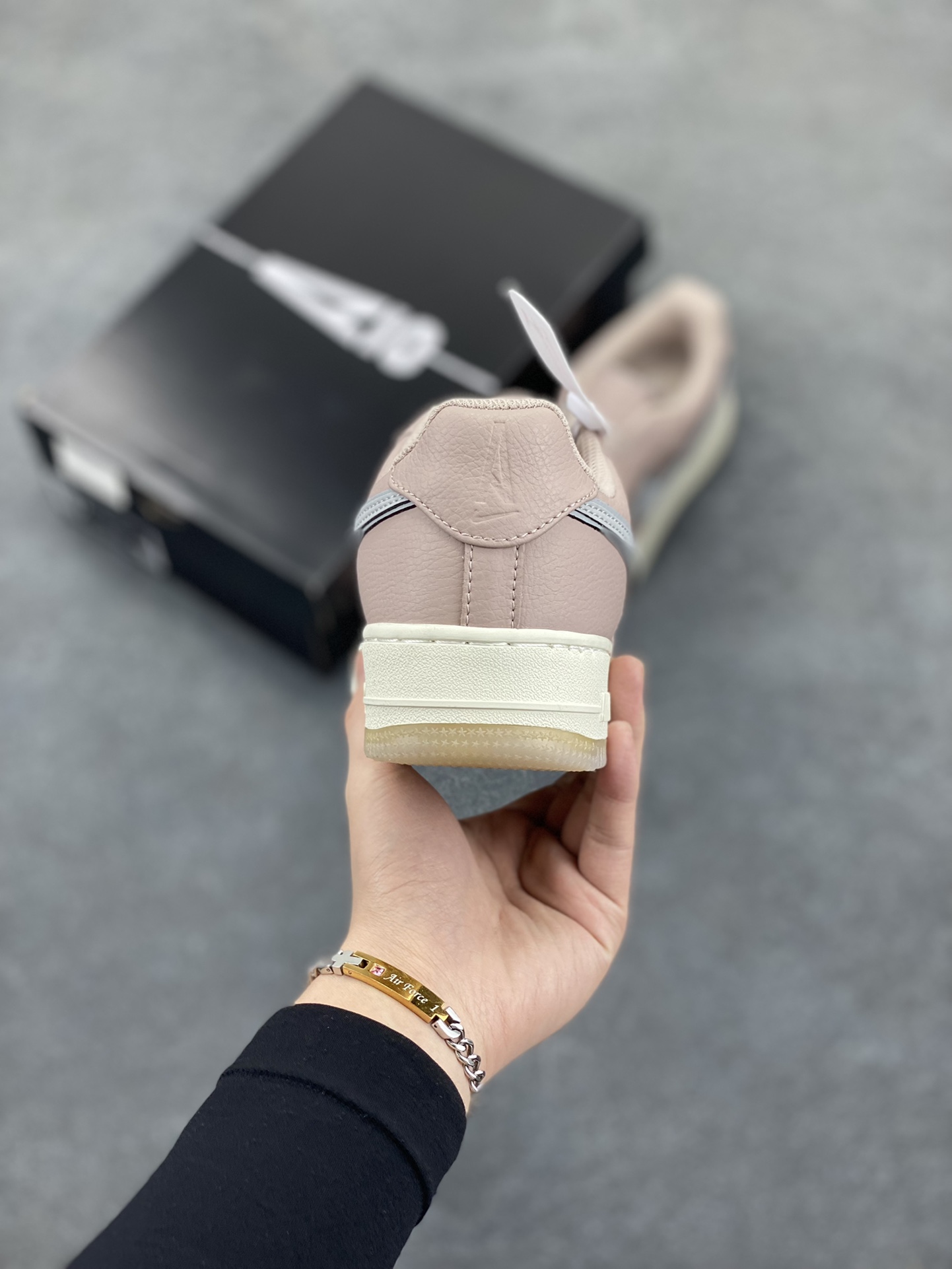 图片[4]-Nike Air Force 1 Low 空军一号低帮百搭休闲运动板鞋。柔软、弹性十足的缓震性能和出色的中底设计，横跨复古与现代的外型结合，造就出风靡全球三十多年的Force 1，直到今天还深受青睐。 货号：HF4084-200 尺码：36 37.5 38 39 40 41 42 43 44 45-选品中心