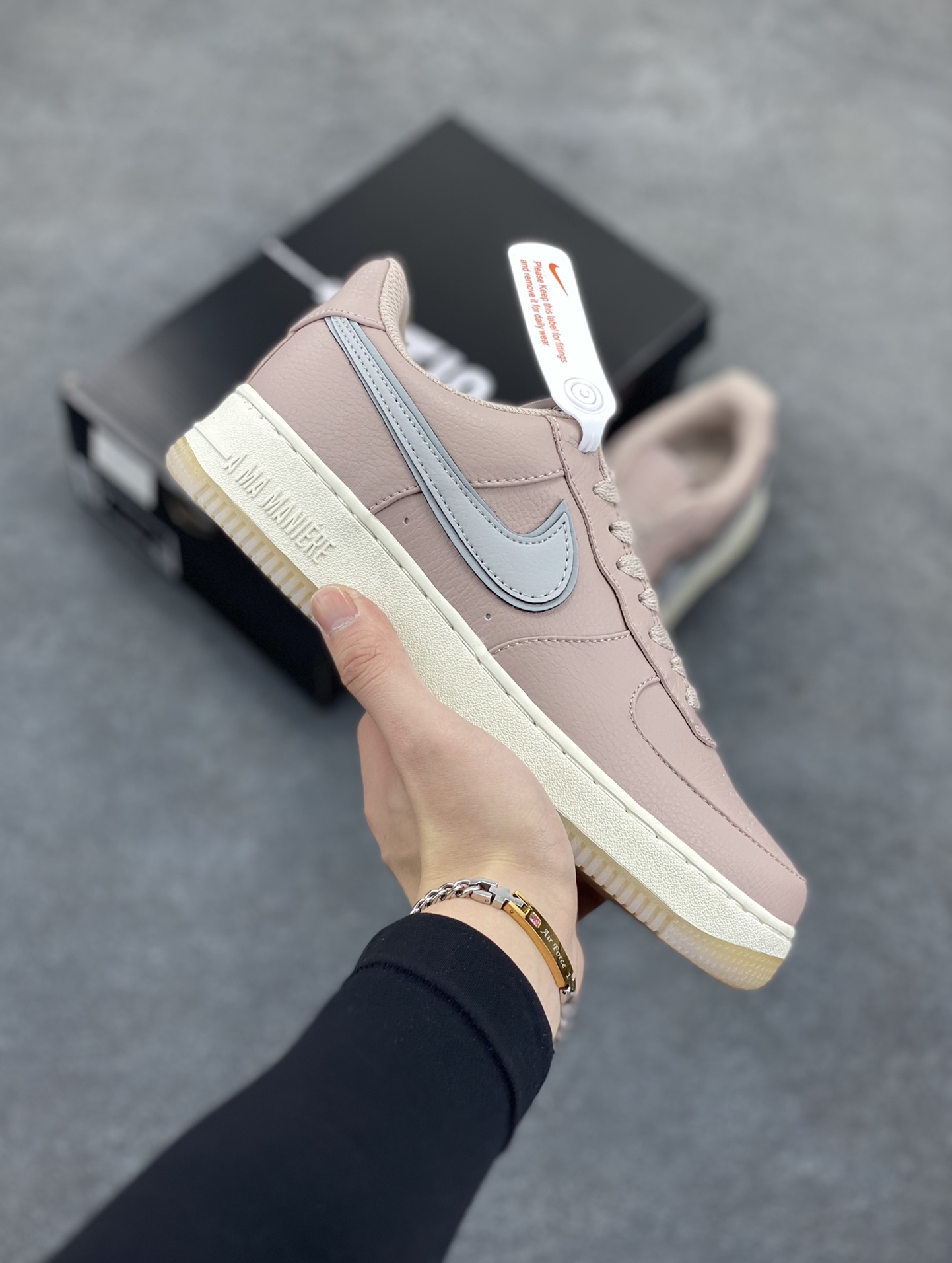 Nike Air Force 1 Low 空军一号低帮百搭休闲运动板鞋。柔软、弹性十足的缓震性能和出色的中底设计，横跨复古与现代的外型结合，造就出风靡全球三十多年的Force 1，直到今天还深受青睐。 货号：HF4084-200 尺码：36 37.5 38 39 40 41 42 43 44 45-选品中心