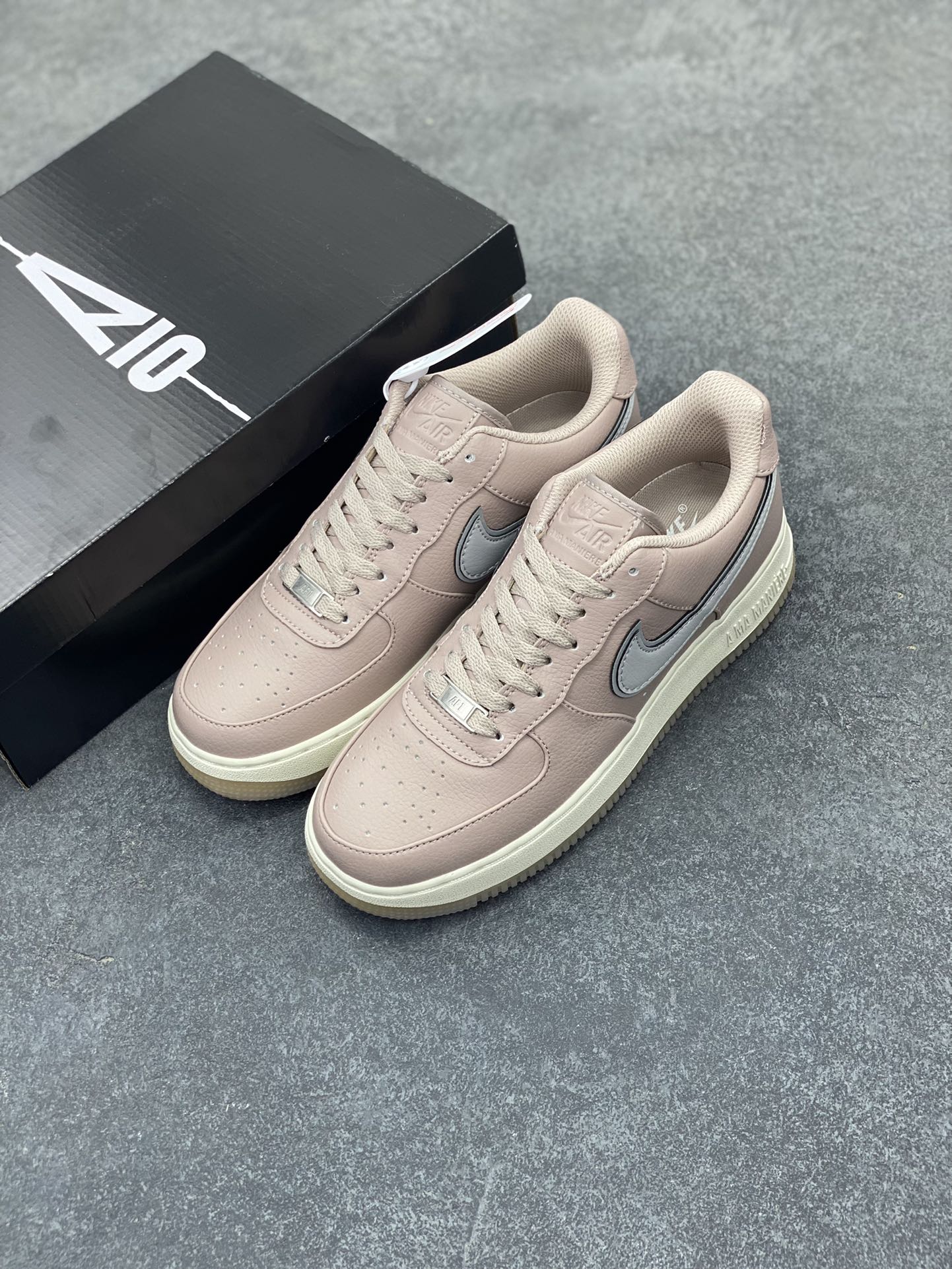 图片[8]-Nike Air Force 1 Low 空军一号低帮百搭休闲运动板鞋。柔软、弹性十足的缓震性能和出色的中底设计，横跨复古与现代的外型结合，造就出风靡全球三十多年的Force 1，直到今天还深受青睐。 货号：HF4084-200 尺码：36 37.5 38 39 40 41 42 43 44 45-选品中心