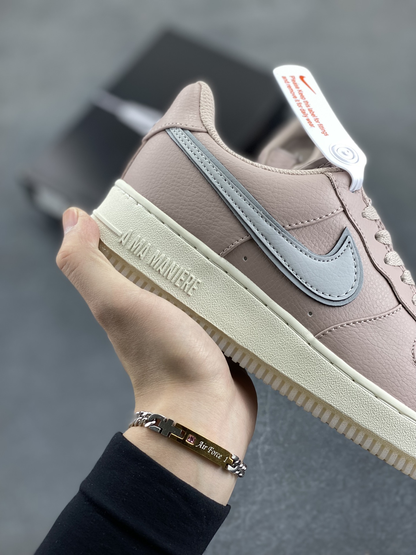 图片[6]-Nike Air Force 1 Low 空军一号低帮百搭休闲运动板鞋。柔软、弹性十足的缓震性能和出色的中底设计，横跨复古与现代的外型结合，造就出风靡全球三十多年的Force 1，直到今天还深受青睐。 货号：HF4084-200 尺码：36 37.5 38 39 40 41 42 43 44 45-选品中心