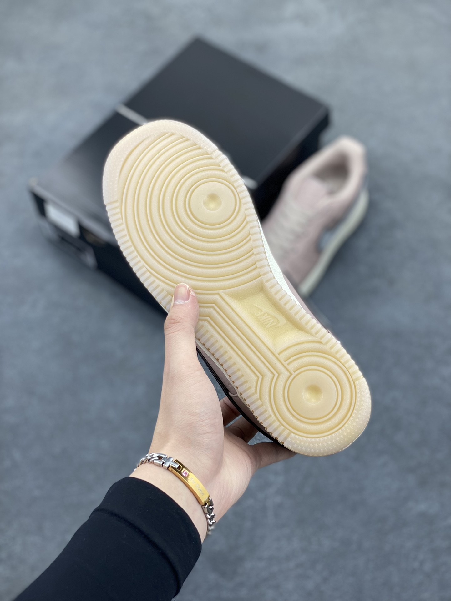 图片[5]-Nike Air Force 1 Low 空军一号低帮百搭休闲运动板鞋。柔软、弹性十足的缓震性能和出色的中底设计，横跨复古与现代的外型结合，造就出风靡全球三十多年的Force 1，直到今天还深受青睐。 货号：HF4084-200 尺码：36 37.5 38 39 40 41 42 43 44 45-选品中心