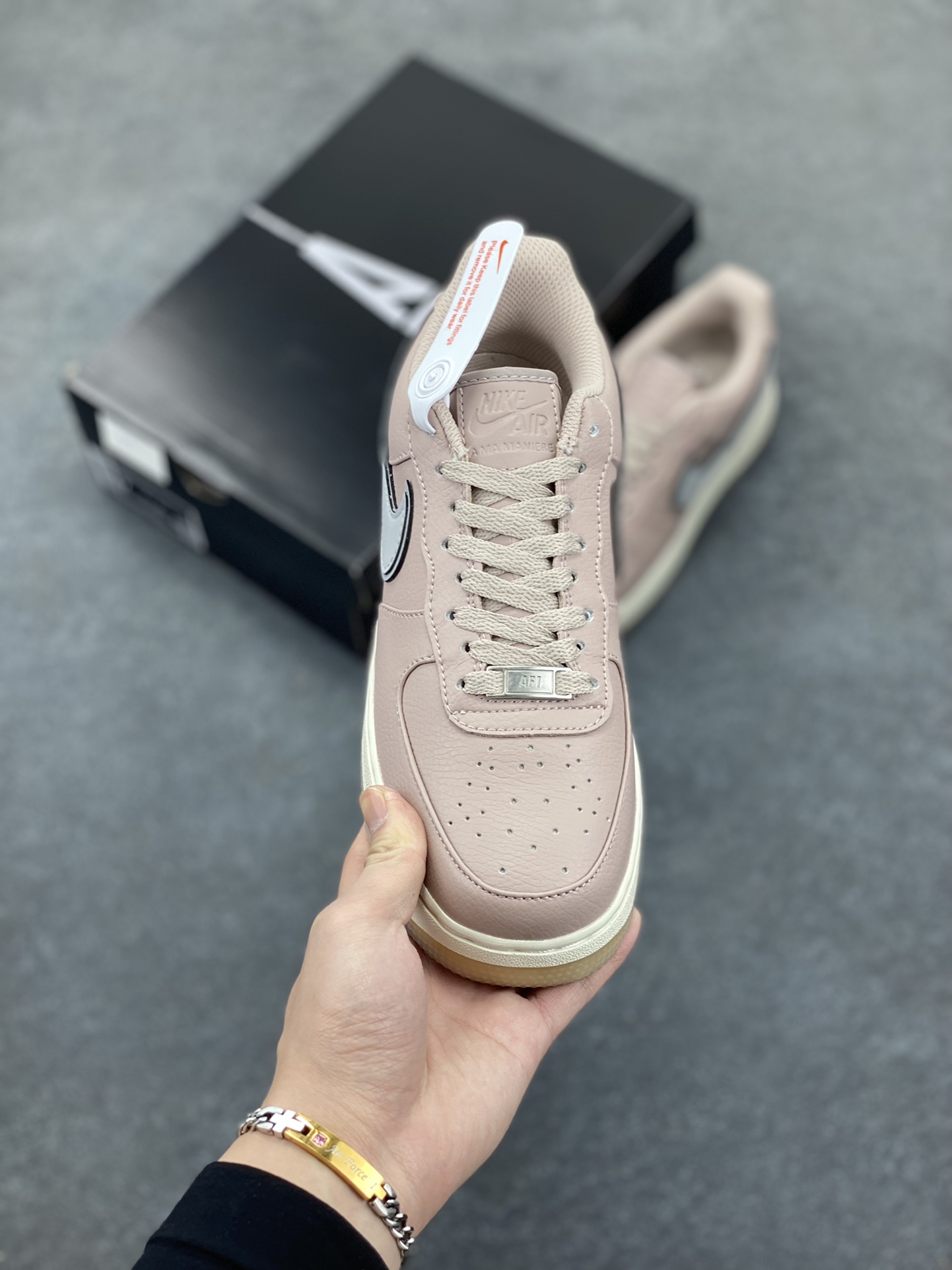 图片[2]-Nike Air Force 1 Low 空军一号低帮百搭休闲运动板鞋。柔软、弹性十足的缓震性能和出色的中底设计，横跨复古与现代的外型结合，造就出风靡全球三十多年的Force 1，直到今天还深受青睐。 货号：HF4084-200 尺码：36 37.5 38 39 40 41 42 43 44 45-选品中心