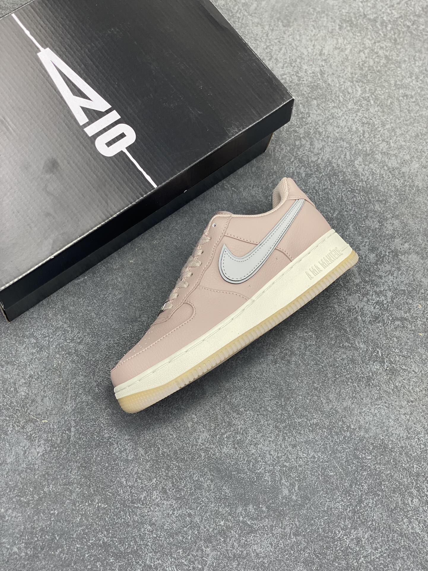 图片[7]-Nike Air Force 1 Low 空军一号低帮百搭休闲运动板鞋。柔软、弹性十足的缓震性能和出色的中底设计，横跨复古与现代的外型结合，造就出风靡全球三十多年的Force 1，直到今天还深受青睐。 货号：HF4084-200 尺码：36 37.5 38 39 40 41 42 43 44 45-选品中心