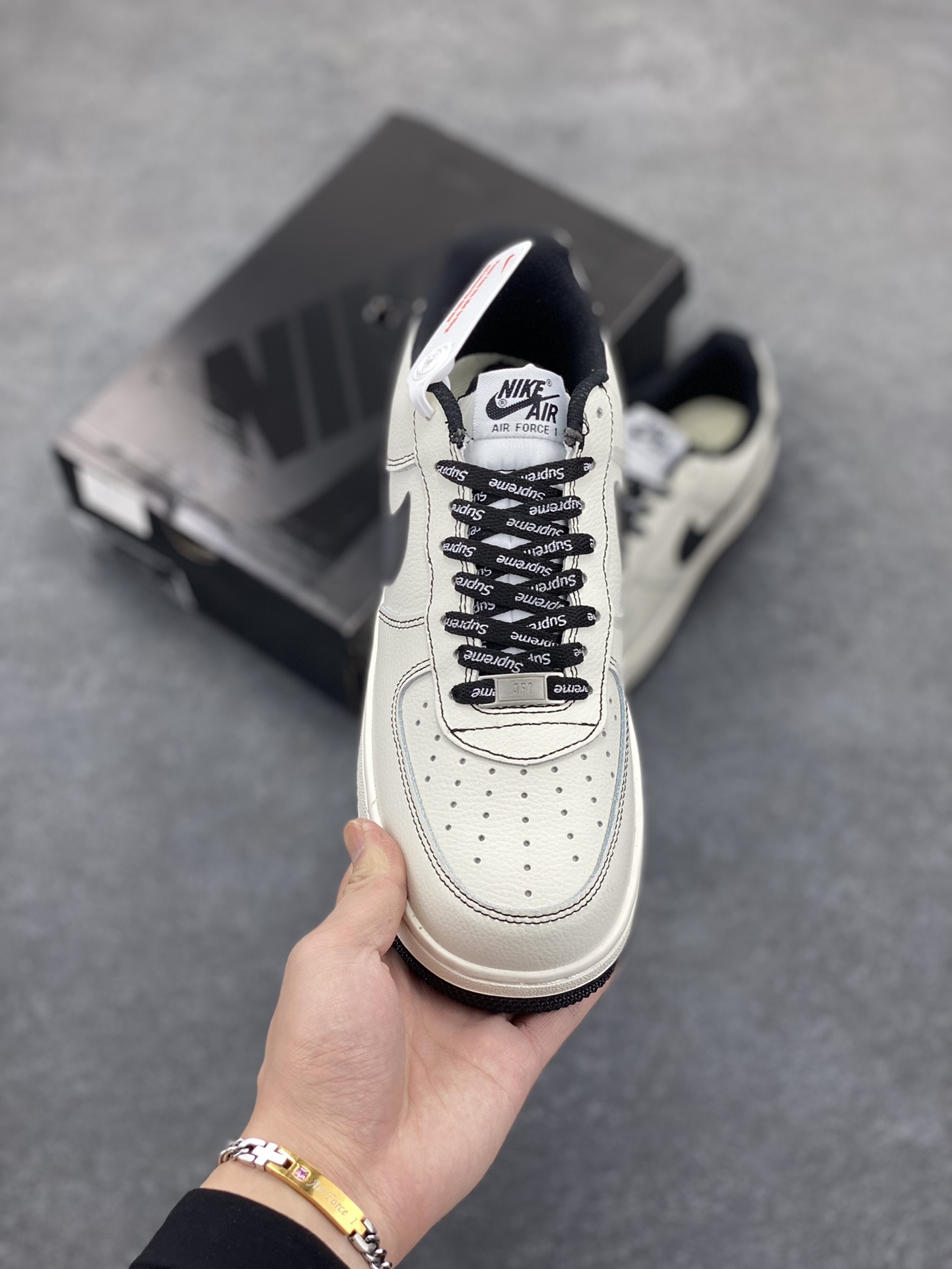 图片[2]-Nike Air Force 1 Low 空军一号低帮百搭休闲运动板鞋。柔软、弹性十足的缓震性能和出色的中底设计，横跨复古与现代的外型结合，造就出风靡全球三十多年的Force 1，直到今天还深受青睐。 货号：AJ7747-101 尺码：36 37.5 38 39 40 41 42 43 44 45-选品中心