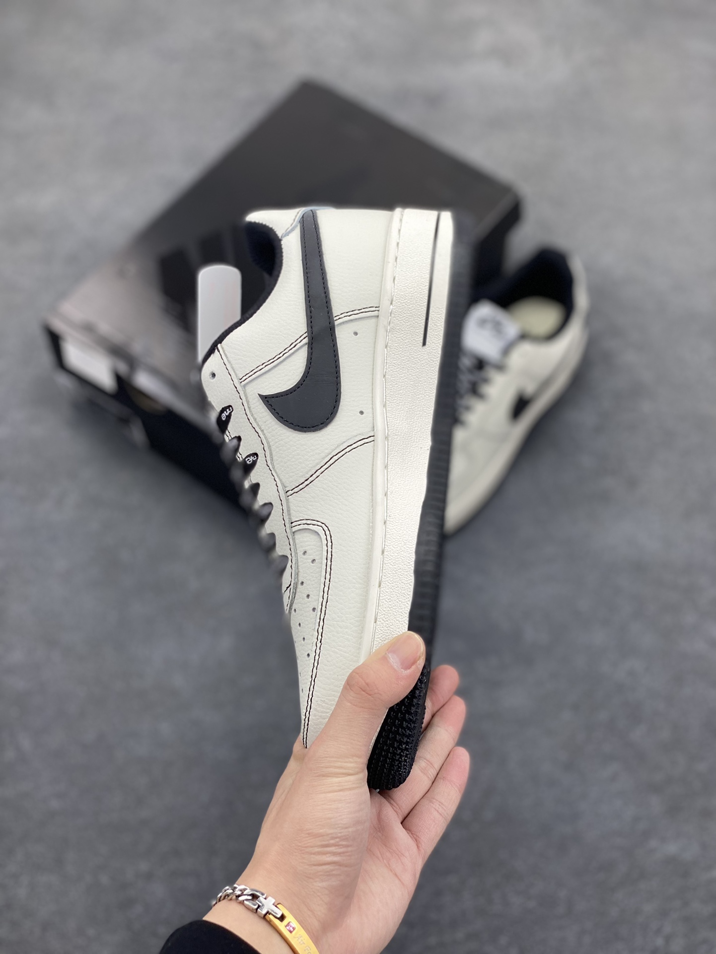 图片[3]-Nike Air Force 1 Low 空军一号低帮百搭休闲运动板鞋。柔软、弹性十足的缓震性能和出色的中底设计，横跨复古与现代的外型结合，造就出风靡全球三十多年的Force 1，直到今天还深受青睐。 货号：AJ7747-101 尺码：36 37.5 38 39 40 41 42 43 44 45-选品中心