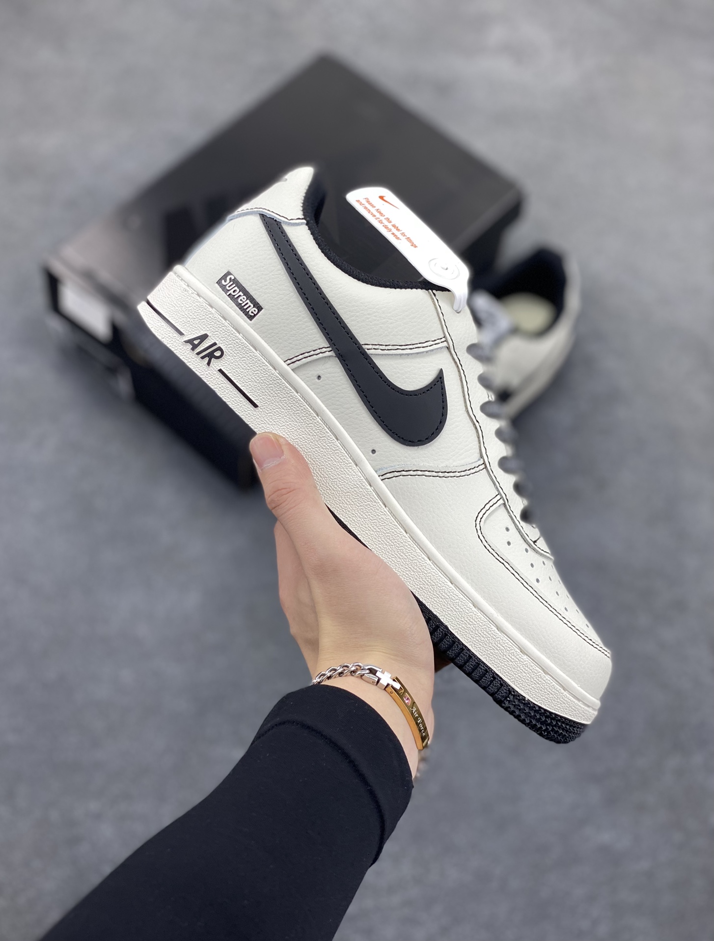 Nike Air Force 1 Low 空军一号低帮百搭休闲运动板鞋。柔软、弹性十足的缓震性能和出色的中底设计,横跨复古与现代的外型结合,造就出风靡全球三十多年的Force 1,直到今天还深受青睐。 货号:AJ7747-101 尺码:36 37.5 38 39 40 41 42 43 44 45-选品中心
