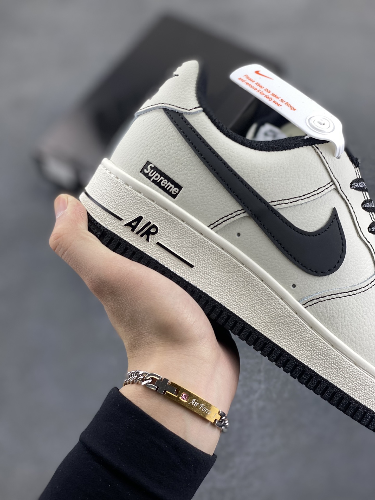 图片[6]-Nike Air Force 1 Low 空军一号低帮百搭休闲运动板鞋。柔软、弹性十足的缓震性能和出色的中底设计，横跨复古与现代的外型结合，造就出风靡全球三十多年的Force 1，直到今天还深受青睐。 货号：AJ7747-101 尺码：36 37.5 38 39 40 41 42 43 44 45-选品中心