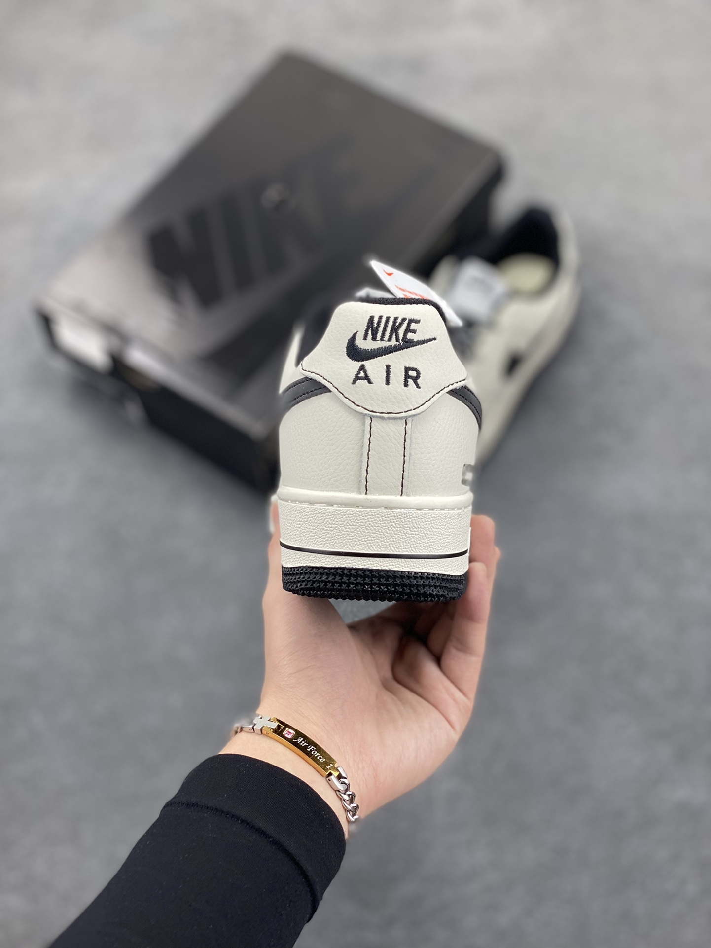 图片[4]-Nike Air Force 1 Low 空军一号低帮百搭休闲运动板鞋。柔软、弹性十足的缓震性能和出色的中底设计，横跨复古与现代的外型结合，造就出风靡全球三十多年的Force 1，直到今天还深受青睐。 货号：AJ7747-101 尺码：36 37.5 38 39 40 41 42 43 44 45-选品中心