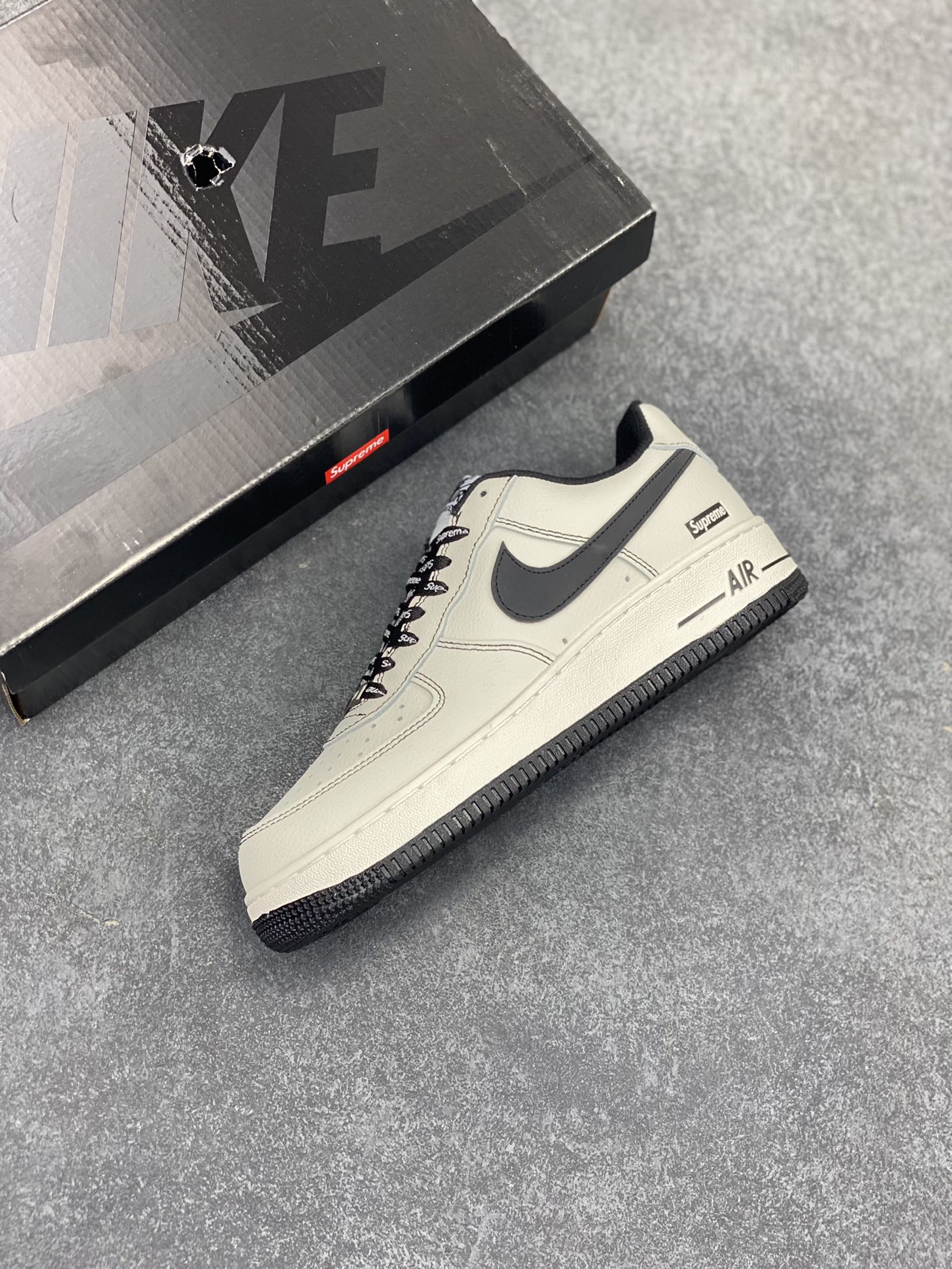 图片[7]-Nike Air Force 1 Low 空军一号低帮百搭休闲运动板鞋。柔软、弹性十足的缓震性能和出色的中底设计，横跨复古与现代的外型结合，造就出风靡全球三十多年的Force 1，直到今天还深受青睐。 货号：AJ7747-101 尺码：36 37.5 38 39 40 41 42 43 44 45-选品中心