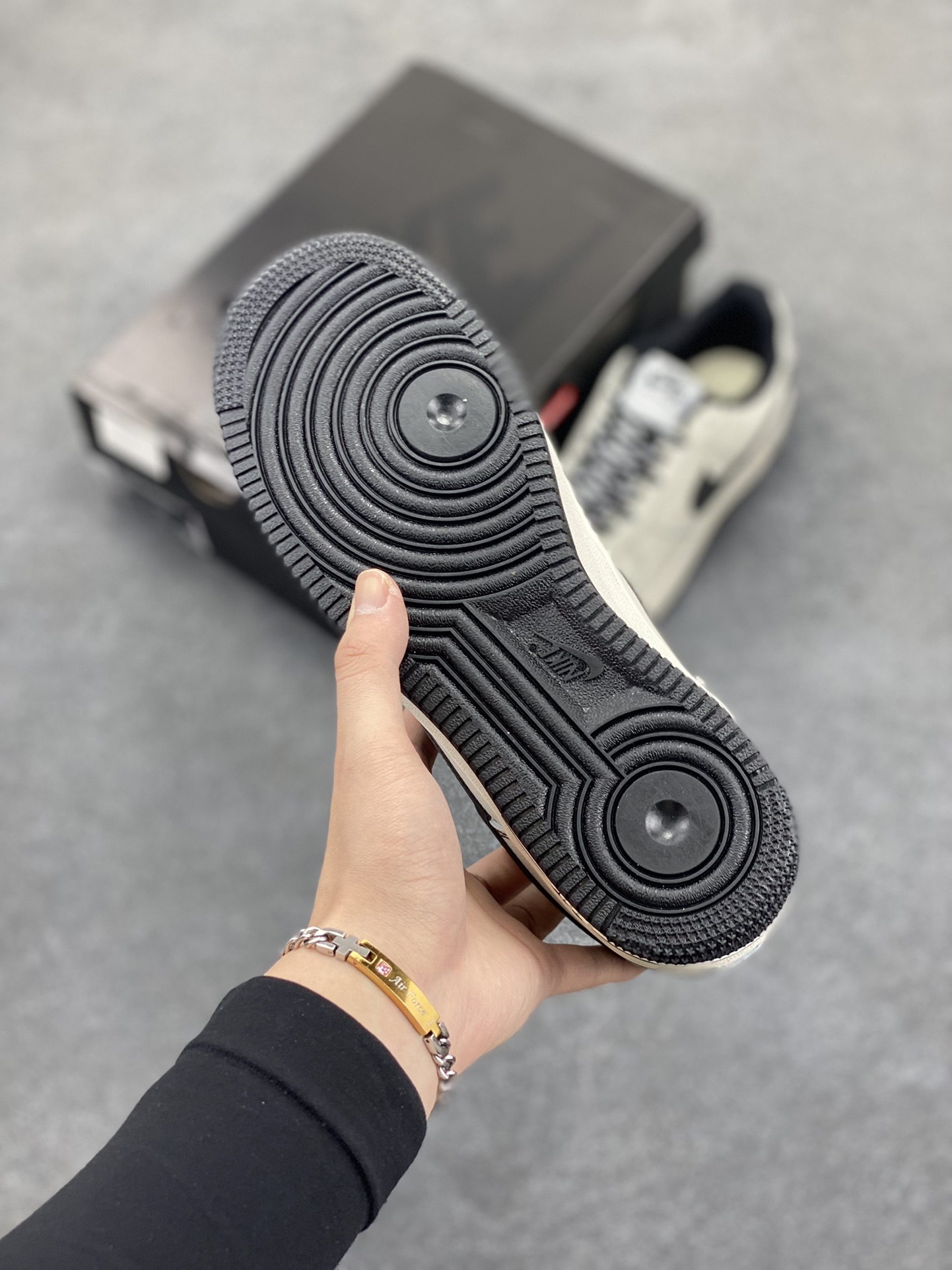 图片[5]-Nike Air Force 1 Low 空军一号低帮百搭休闲运动板鞋。柔软、弹性十足的缓震性能和出色的中底设计，横跨复古与现代的外型结合，造就出风靡全球三十多年的Force 1，直到今天还深受青睐。 货号：AJ7747-101 尺码：36 37.5 38 39 40 41 42 43 44 45-选品中心