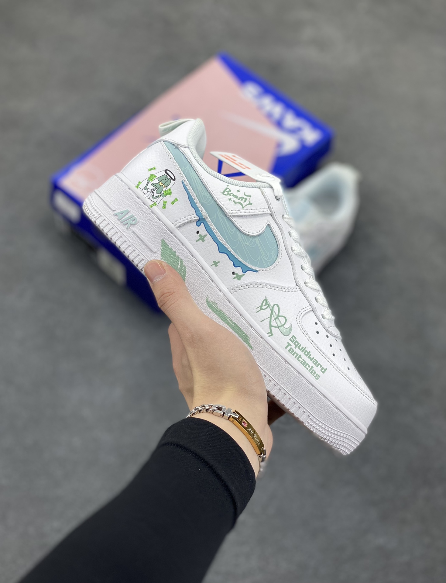 “中东章鱼哥”Nike Air Force 1 “Octopus Brother”#海绵宝宝漫画系列 空军一号定制低帮板鞋 在动漫《海绵宝宝》中，海绵宝宝和章鱼哥是一对极具反差又充满趣味的角色组合，章鱼哥是一只大鼻子秃脑门的章鱼，曾有过黄色长卷发，居住在一栋仿复活节岛人像的房屋里，通常穿着棕色马球T恤。 货号：FB8971-060 尺码：36 36.5 37.5 38 38.5 39 40 40.5 41 42 42.5 43 44 44.5 45-选品中心