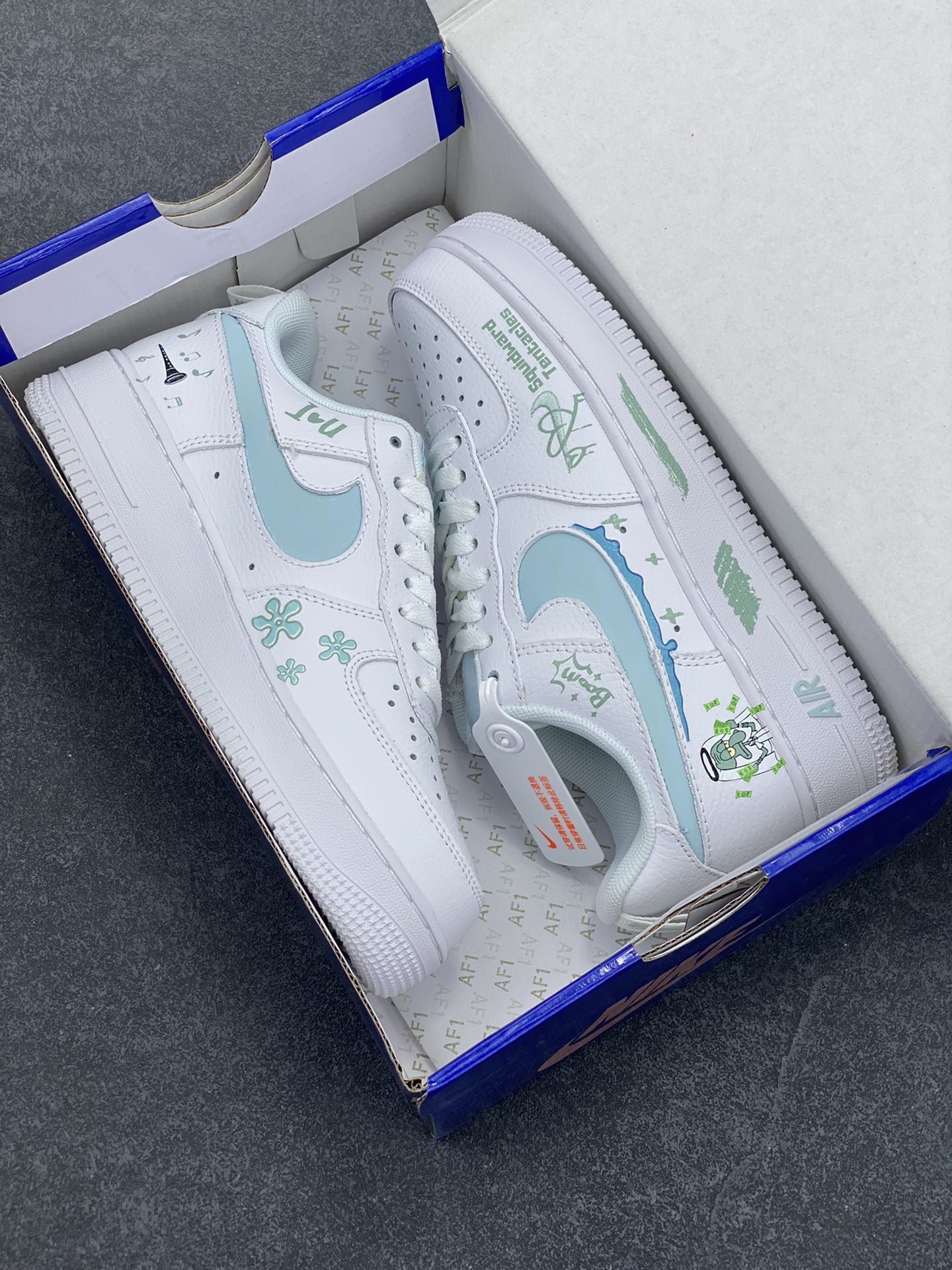 图片[9]-“中东章鱼哥”Nike Air Force 1 “Octopus Brother”#海绵宝宝漫画系列 空军一号定制低帮板鞋 在动漫《海绵宝宝》中，海绵宝宝和章鱼哥是一对极具反差又充满趣味的角色组合，章鱼哥是一只大鼻子秃脑门的章鱼，曾有过黄色长卷发，居住在一栋仿复活节岛人像的房屋里，通常穿着棕色马球T恤。 货号：FB8971-060 尺码：36 36.5 37.5 38 38.5 39 40 40.5 41 42 42.5 43 44 44.5 45-选品中心