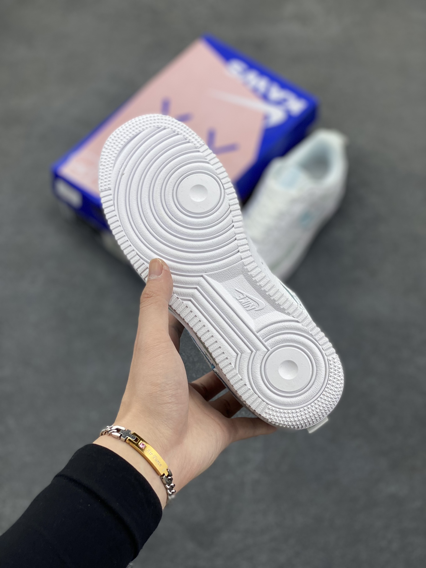 图片[5]-“中东章鱼哥”Nike Air Force 1 “Octopus Brother”#海绵宝宝漫画系列 空军一号定制低帮板鞋 在动漫《海绵宝宝》中，海绵宝宝和章鱼哥是一对极具反差又充满趣味的角色组合，章鱼哥是一只大鼻子秃脑门的章鱼，曾有过黄色长卷发，居住在一栋仿复活节岛人像的房屋里，通常穿着棕色马球T恤。 货号：FB8971-060 尺码：36 36.5 37.5 38 38.5 39 40 40.5 41 42 42.5 43 44 44.5 45-选品中心