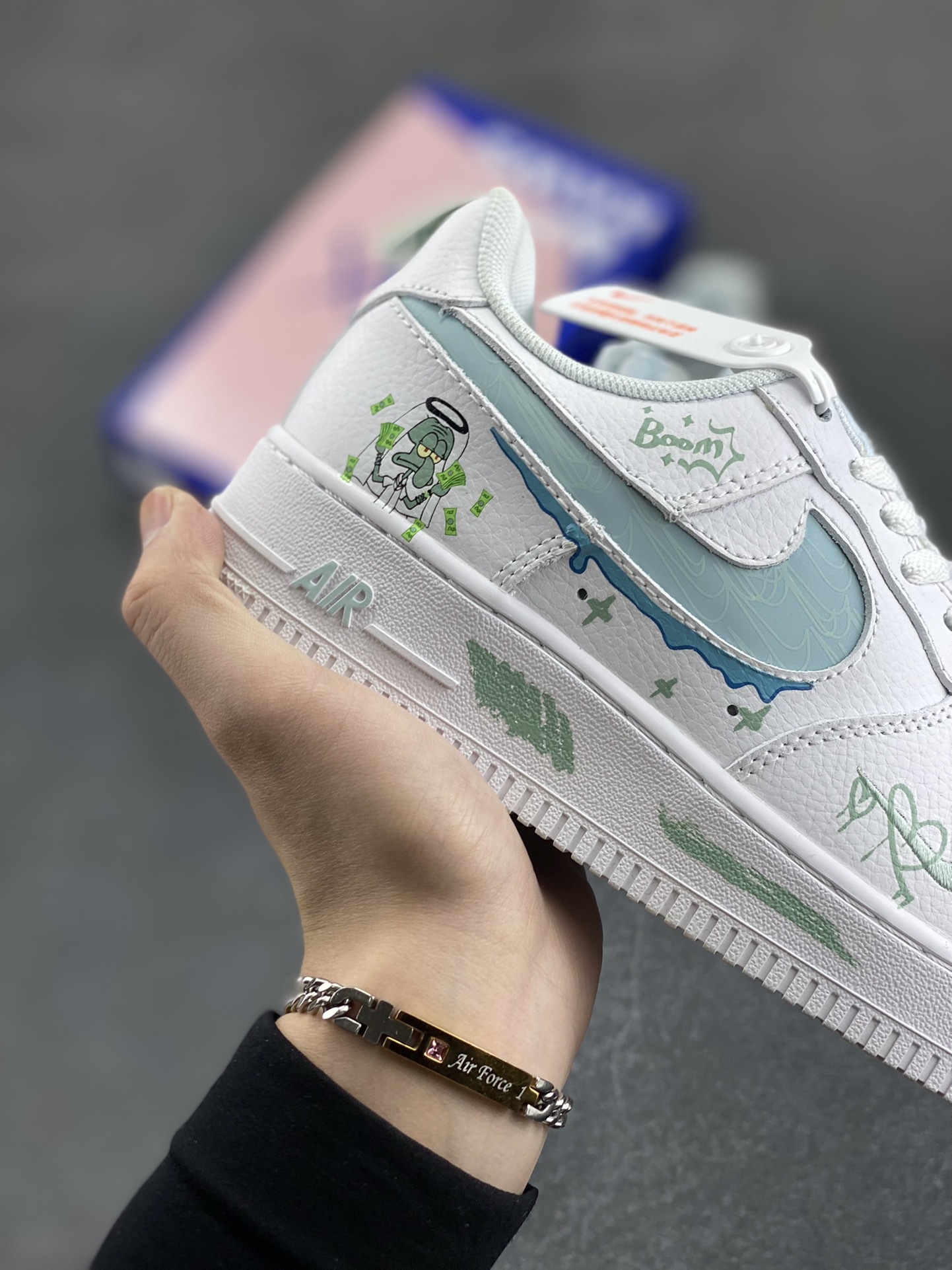图片[6]-“中东章鱼哥”Nike Air Force 1 “Octopus Brother”#海绵宝宝漫画系列 空军一号定制低帮板鞋 在动漫《海绵宝宝》中，海绵宝宝和章鱼哥是一对极具反差又充满趣味的角色组合，章鱼哥是一只大鼻子秃脑门的章鱼，曾有过黄色长卷发，居住在一栋仿复活节岛人像的房屋里，通常穿着棕色马球T恤。 货号：FB8971-060 尺码：36 36.5 37.5 38 38.5 39 40 40.5 41 42 42.5 43 44 44.5 45-选品中心
